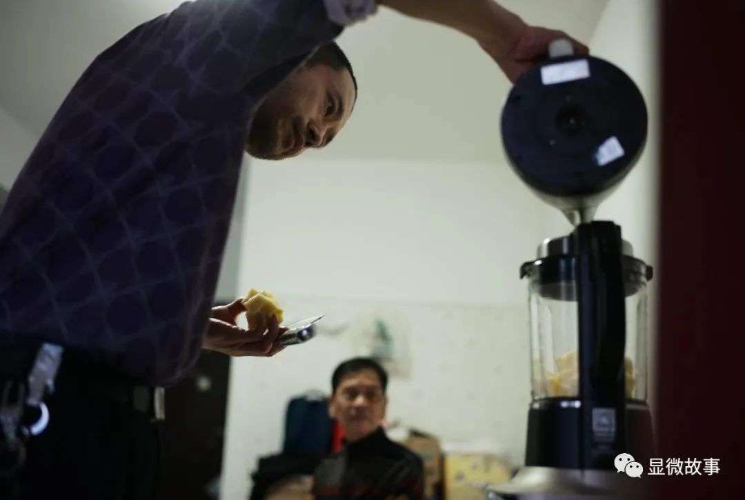 全家人搬到一栋30多年前修的破楼里