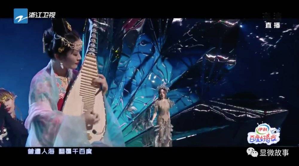 ▲柳青瑶和张靓颖在百度好奇夜上合作的《千百度》