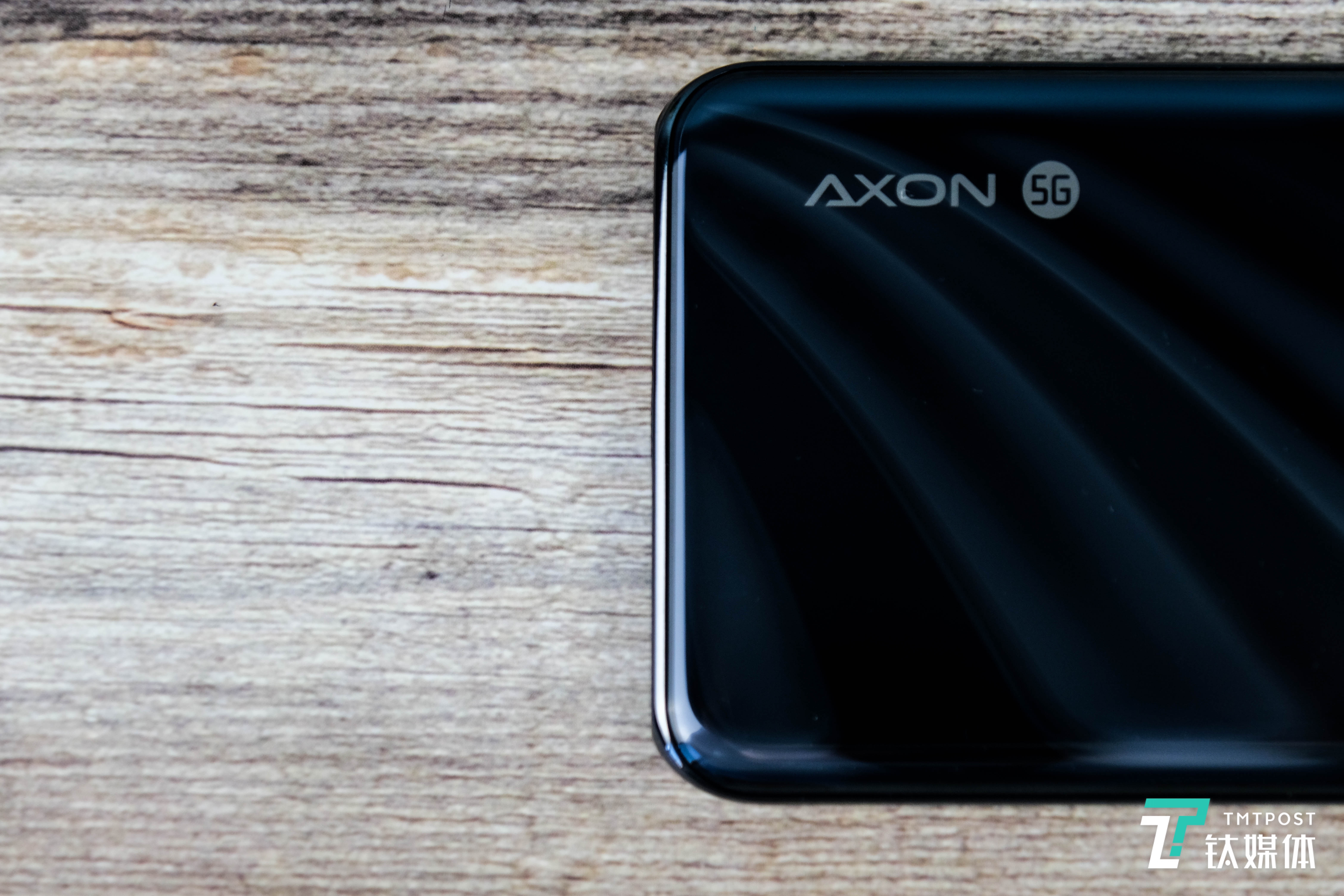 Axon 20 5G背面