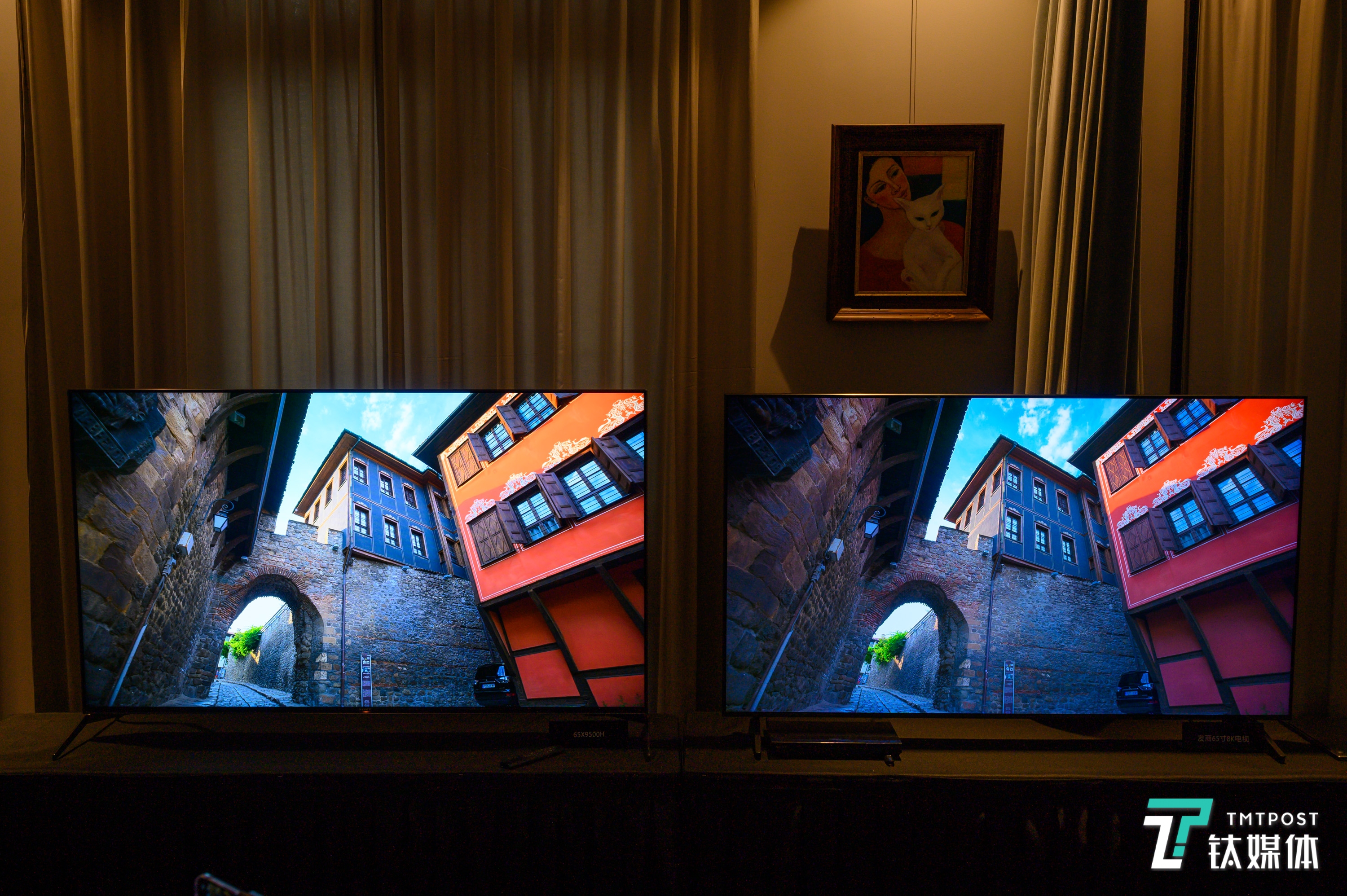 左侧（索尼65X9500H）的阴影与颜色还原优于右侧（三星65Q700T）