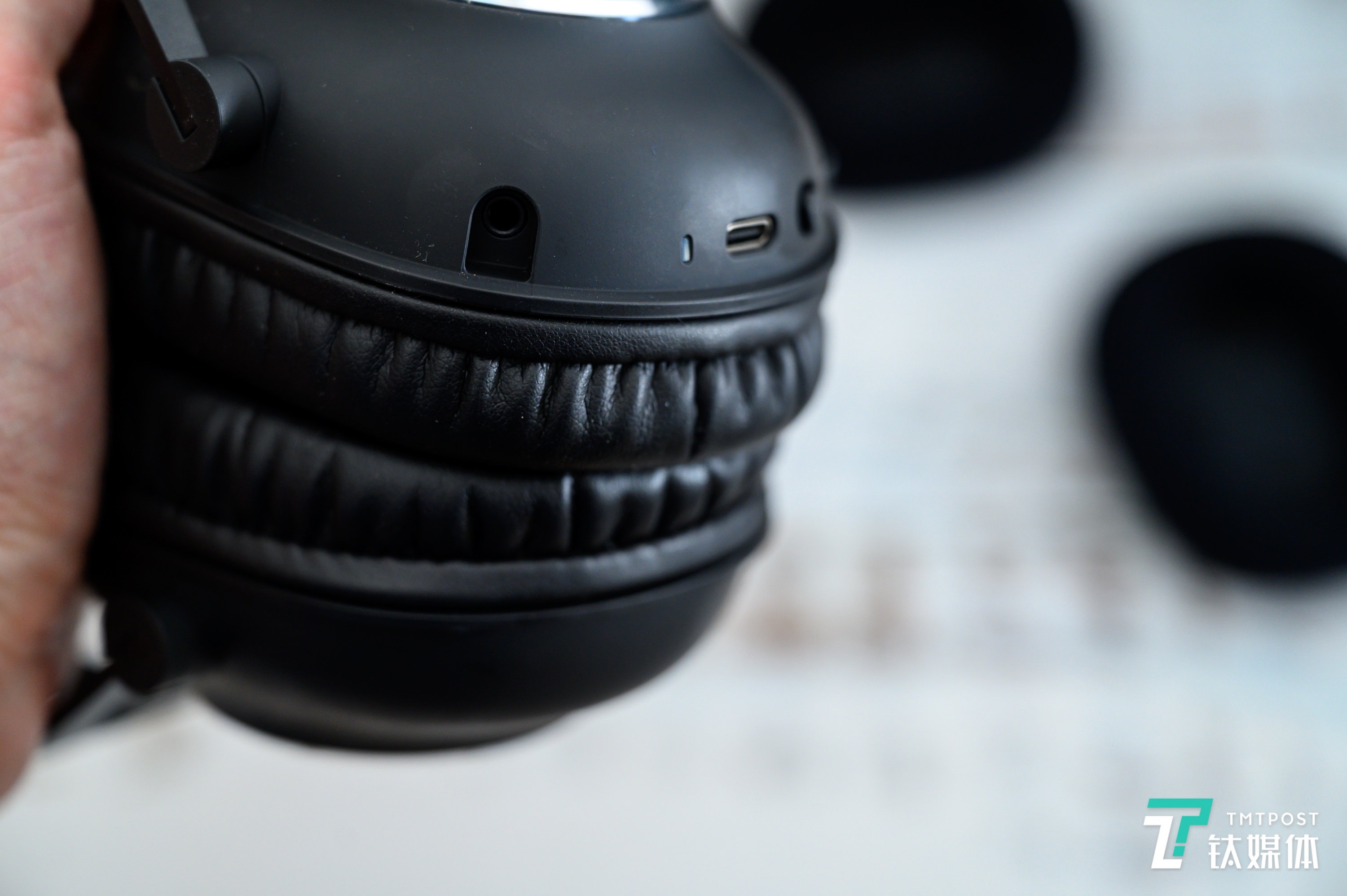 用于连接 耳麦的接口