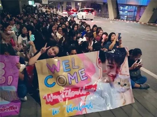 从何炅收礼谈起：“佃户给地主上供”的内娱应援生态是如何养成的？