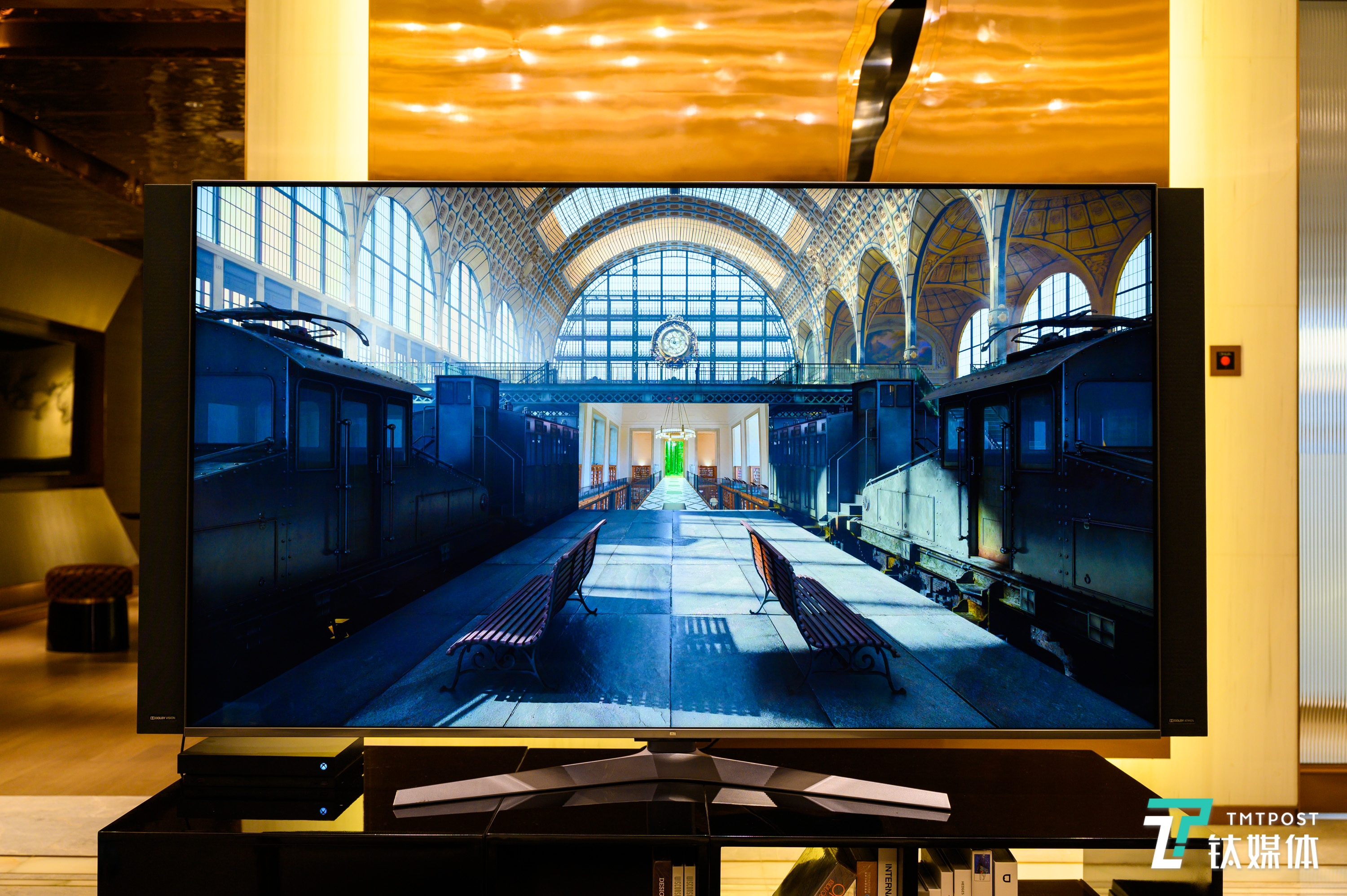 正面可以看到全新设计的底座以及两侧的伸缩音响结构