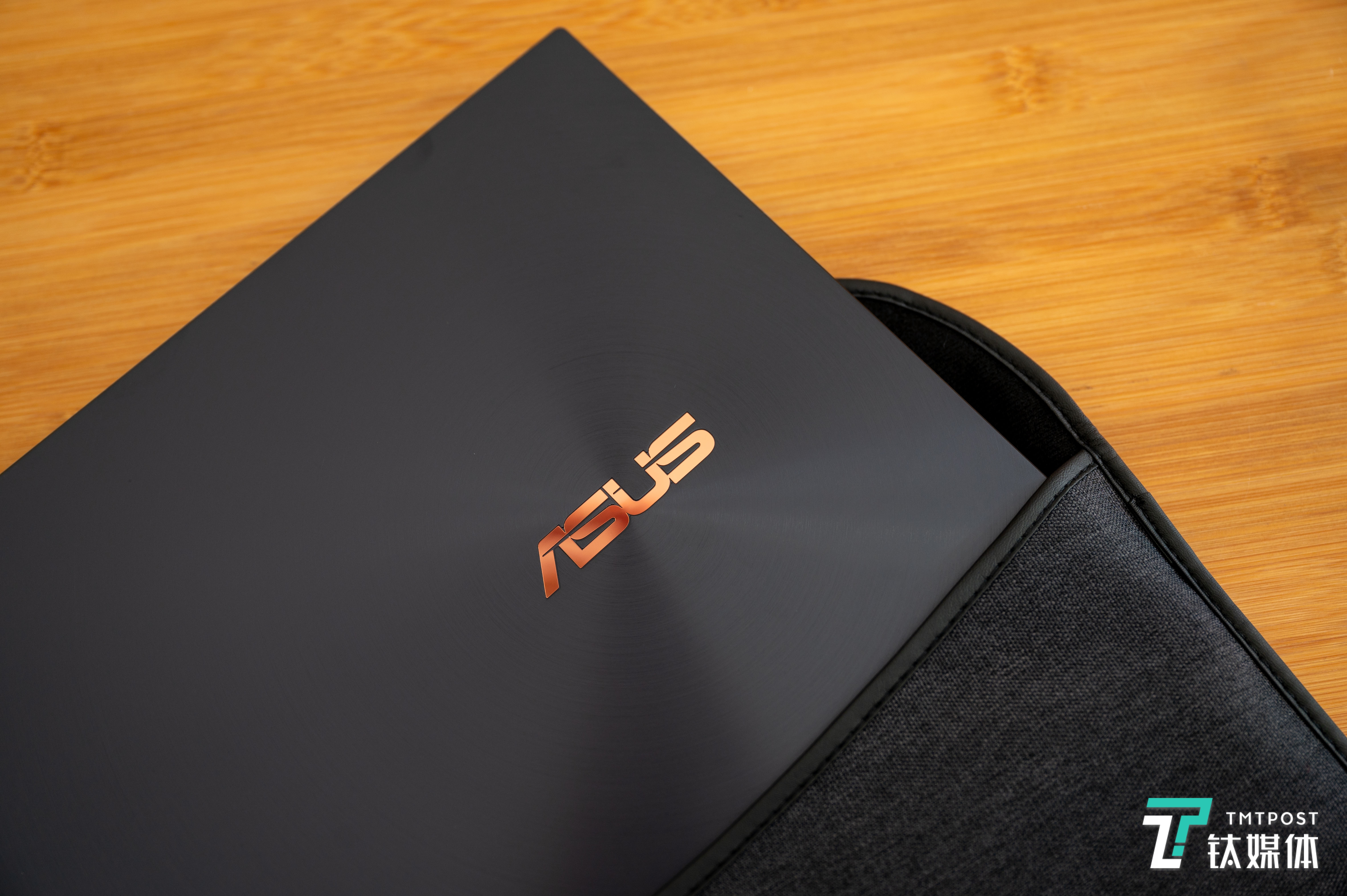 金色logo与收纳包