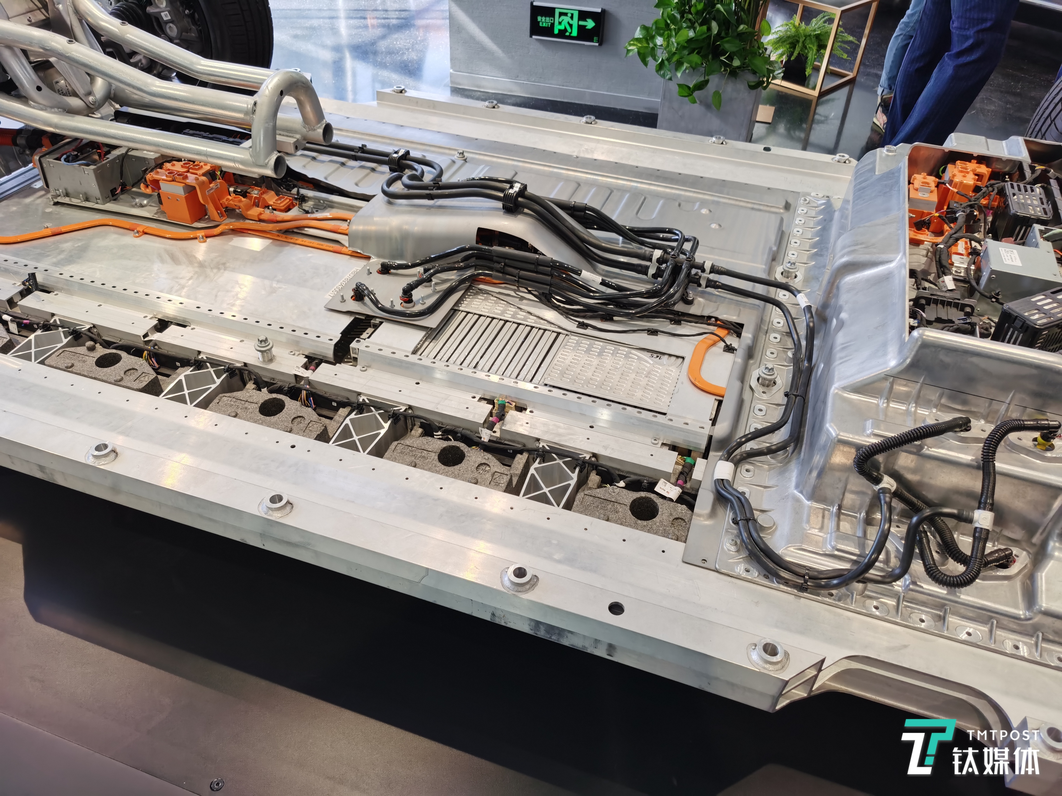 独有副车架设计的奔驰EQC底盘