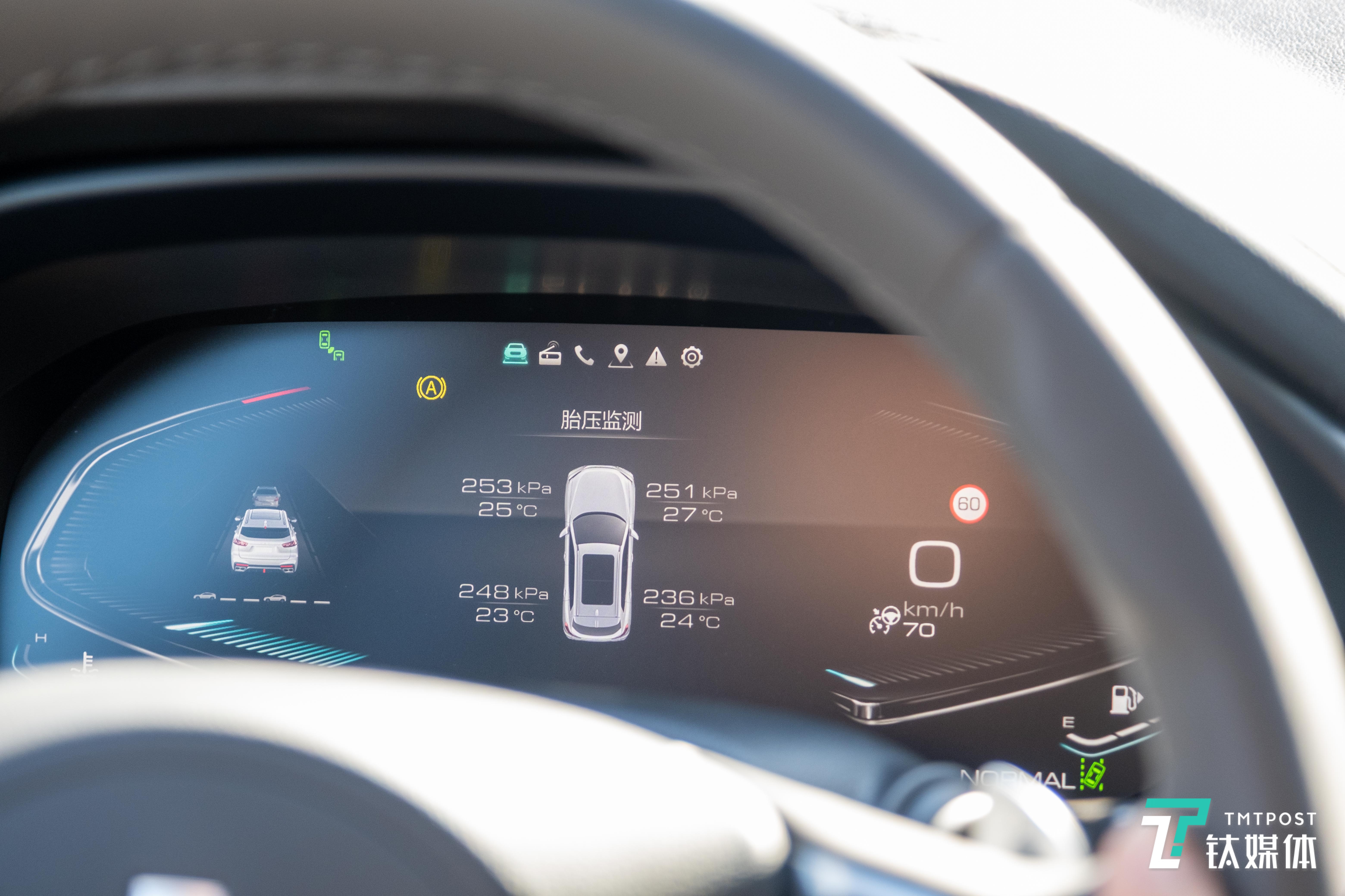 可以看到对前方车辆识别以及道路限速的识别