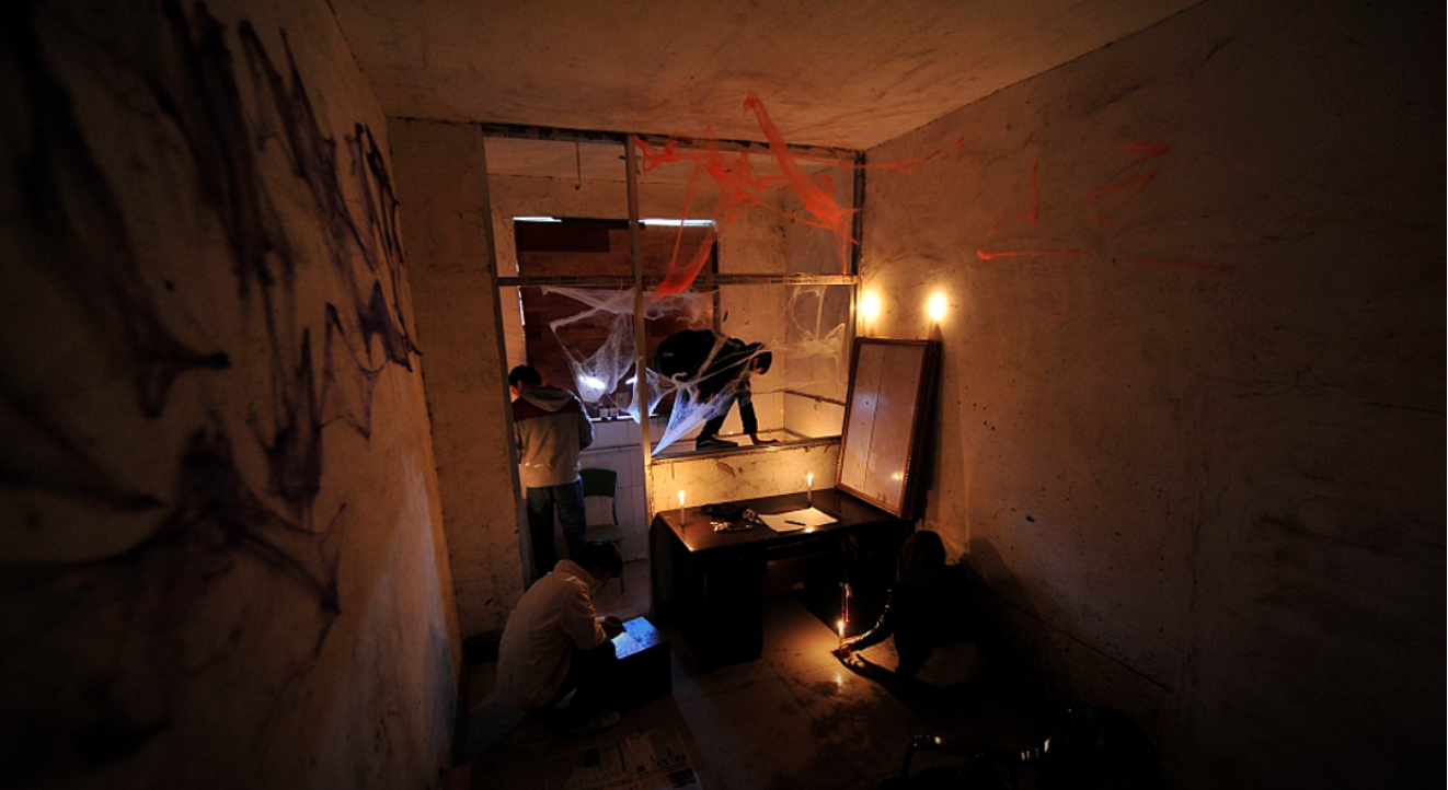 快压垮的职场年轻人，半夜到恐怖密室里找刺激