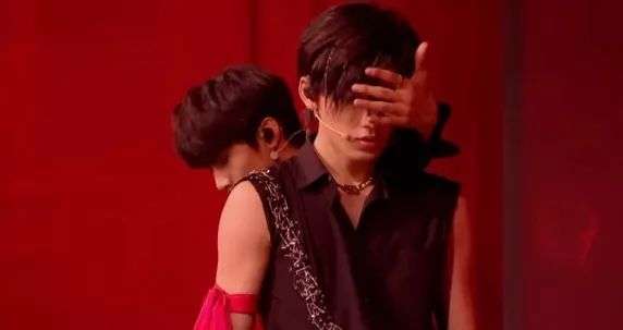 时代少年团改编《一块红布》被骂上热搜，谁该背这个锅？