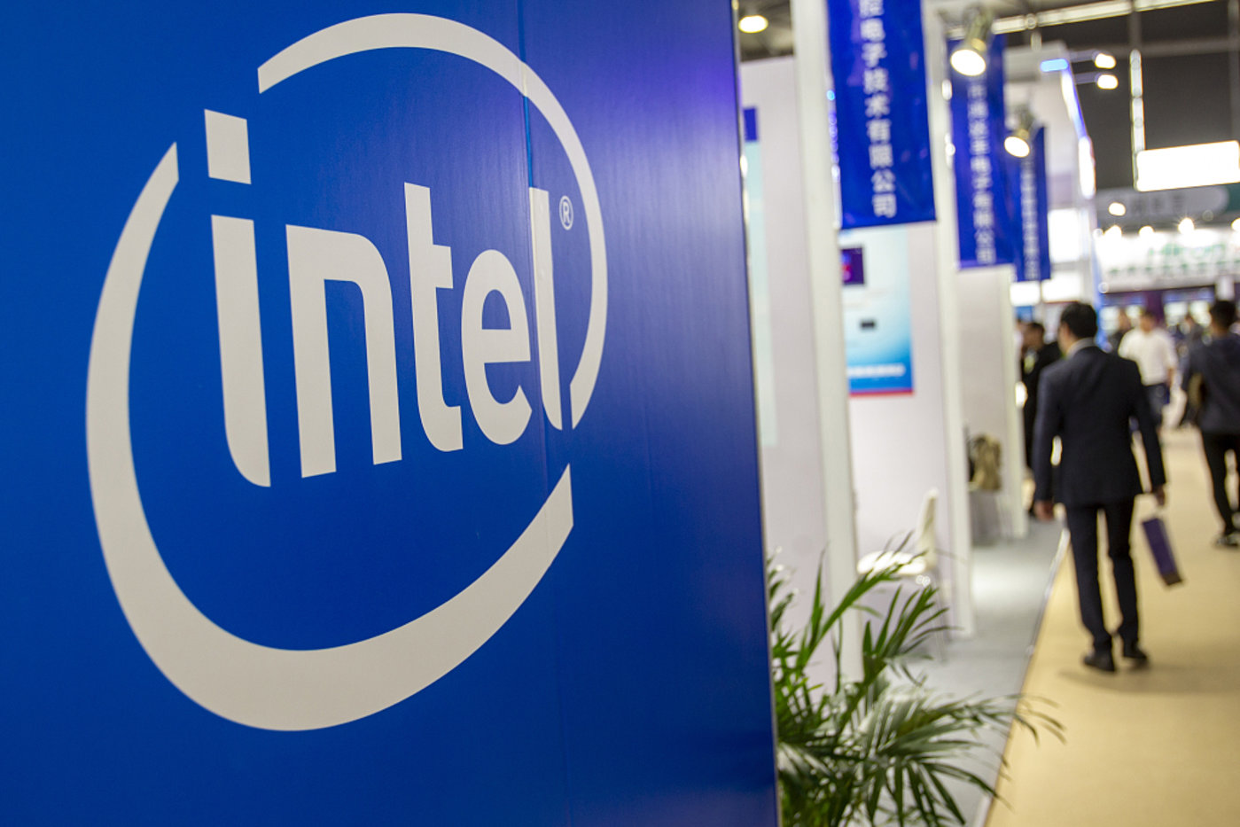 英特尔动作不断：左手出售，右手收购