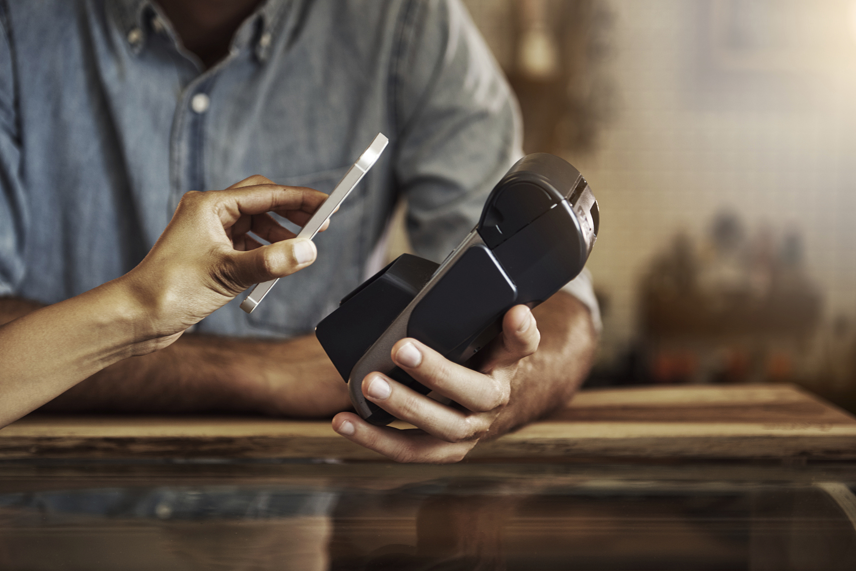 “巨型蚂蚁”强势来袭，腾讯为何还能笑出来？