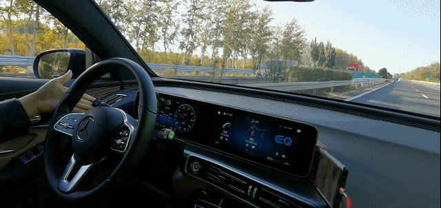 打转向灯后，车辆开始自动变道