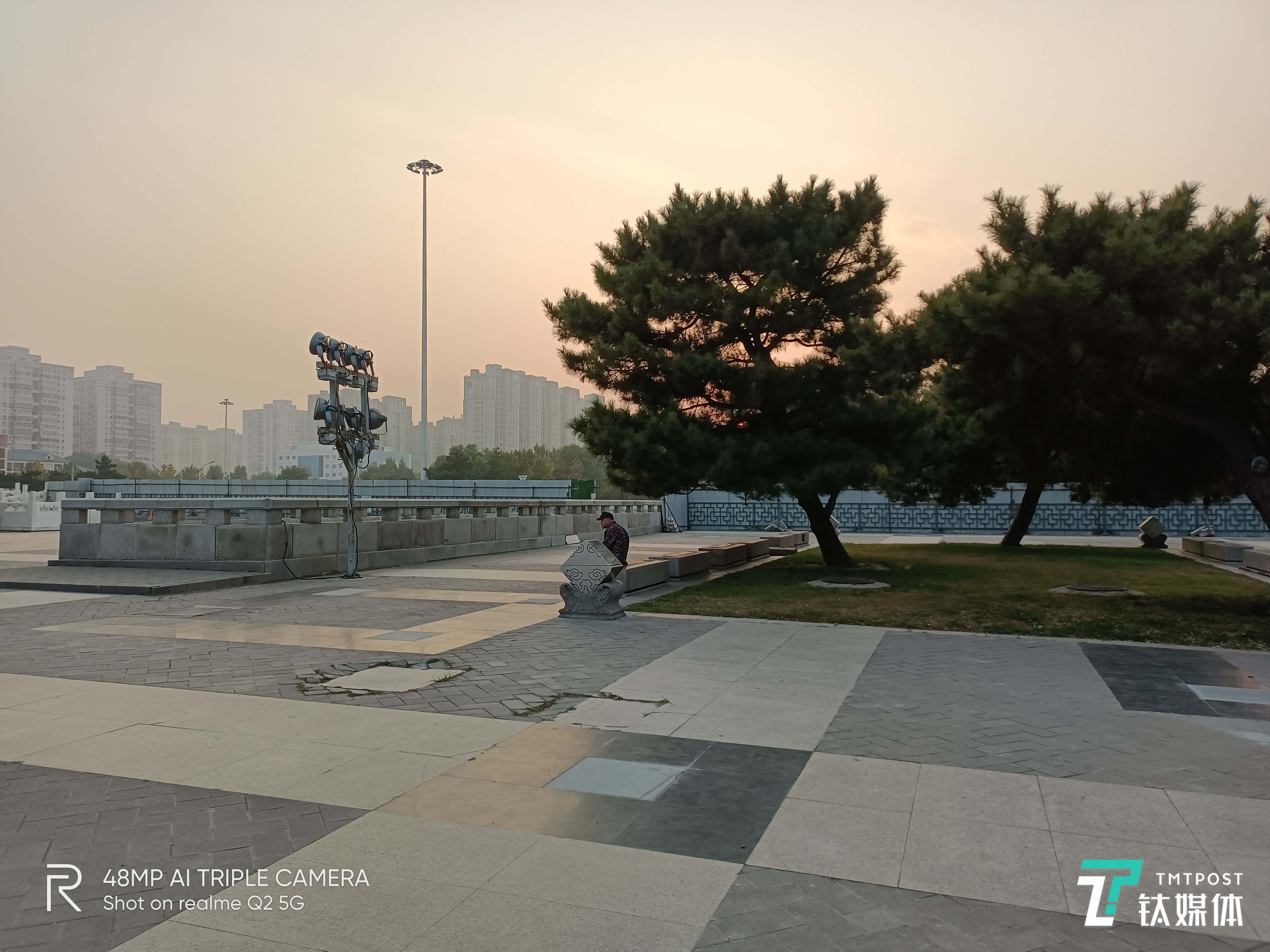 realme真我Q2-逆光样张