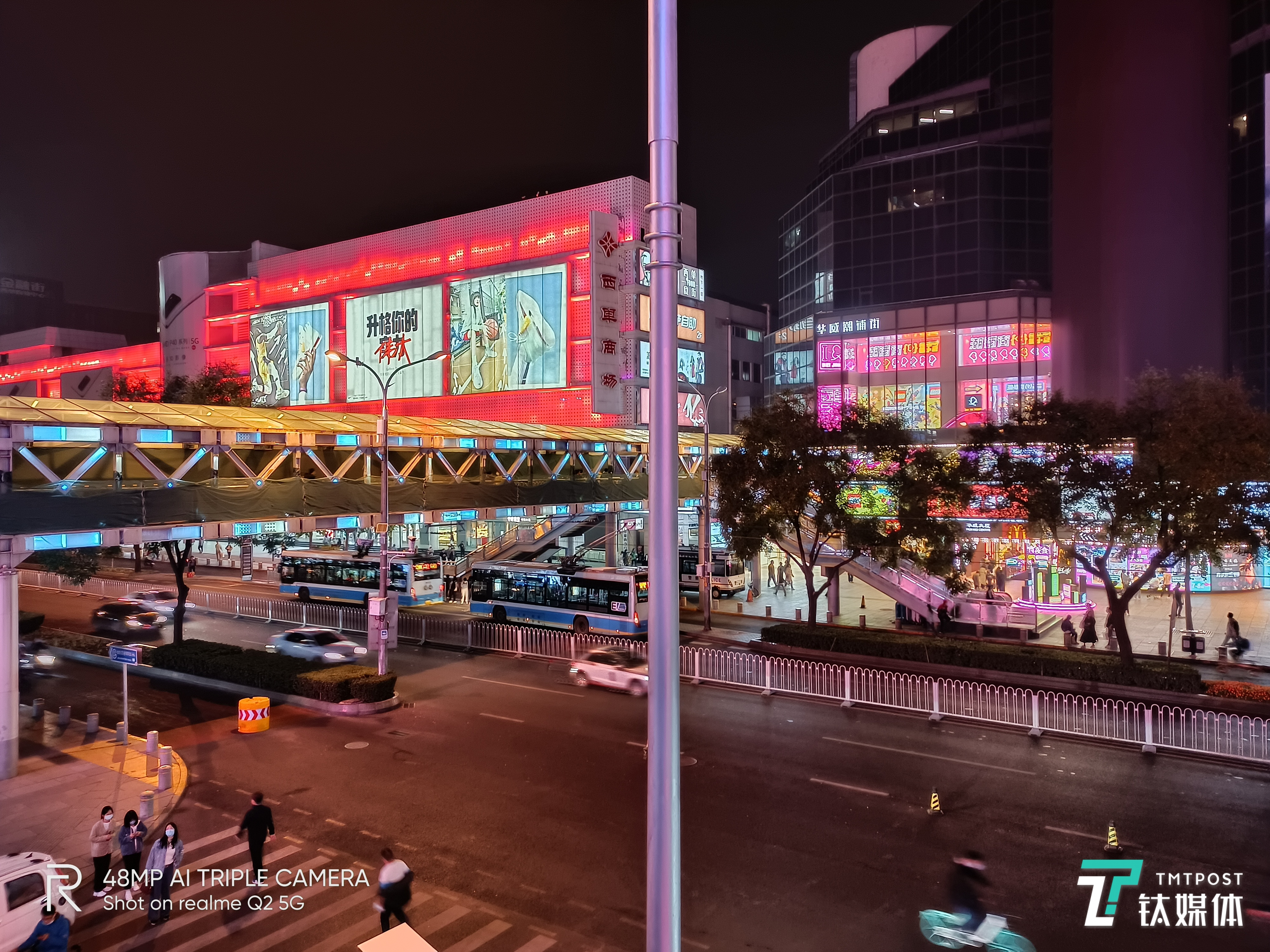 realme真我Q2-开启夜景模式样张