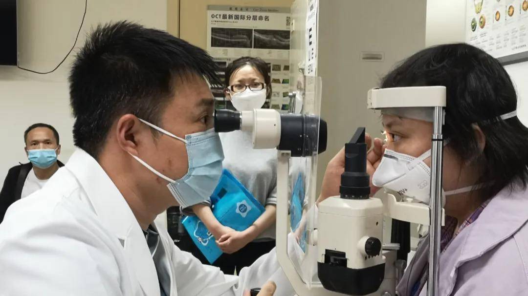 △回到诊室的陶勇，来源：吴靖拍摄