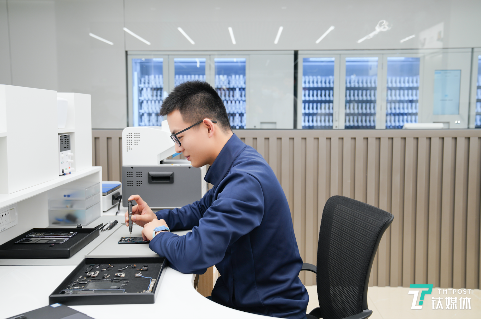 正在维修的工程师