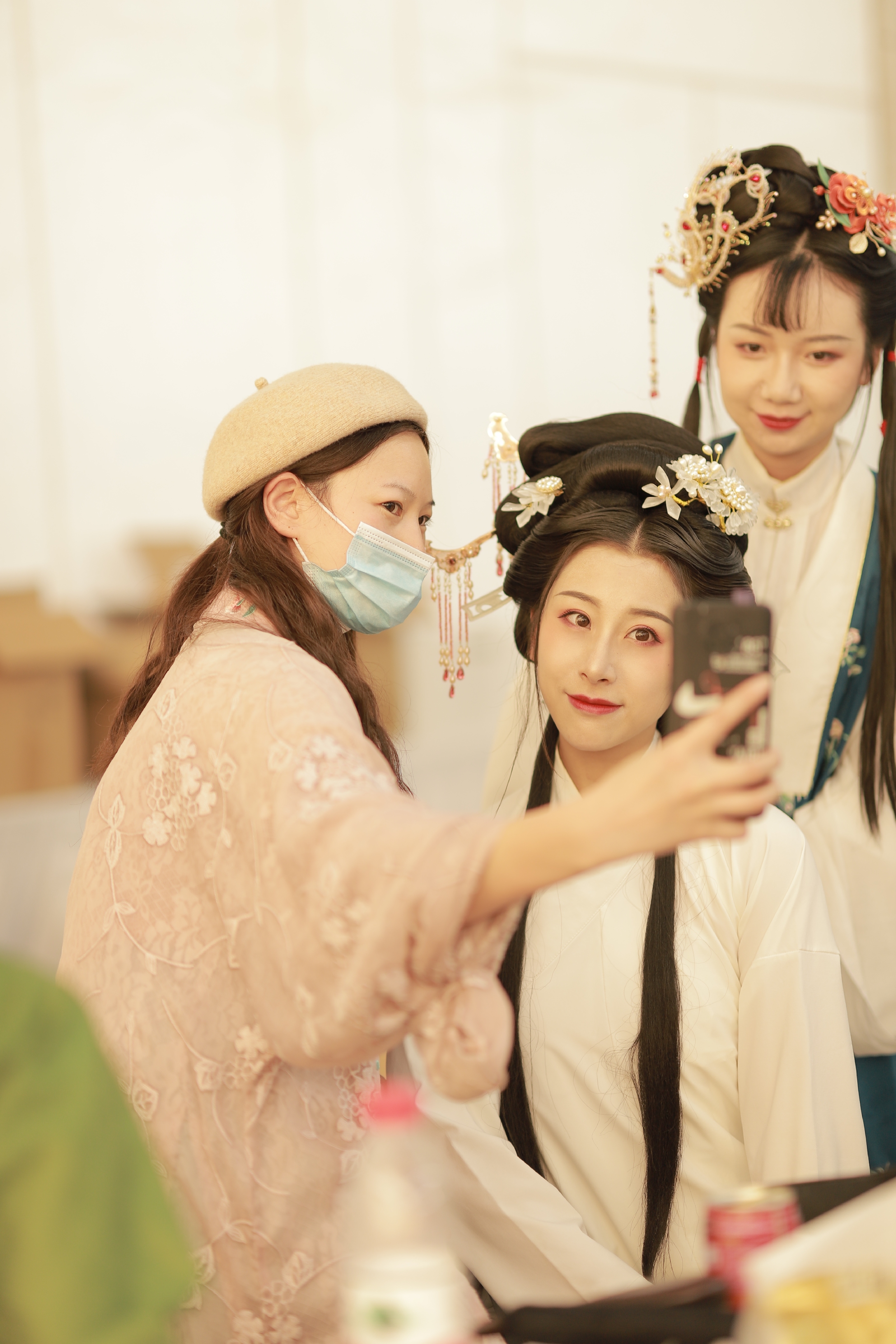 上图为&ldquo;汉服推荐官&rdquo;文婧正在接受妆造