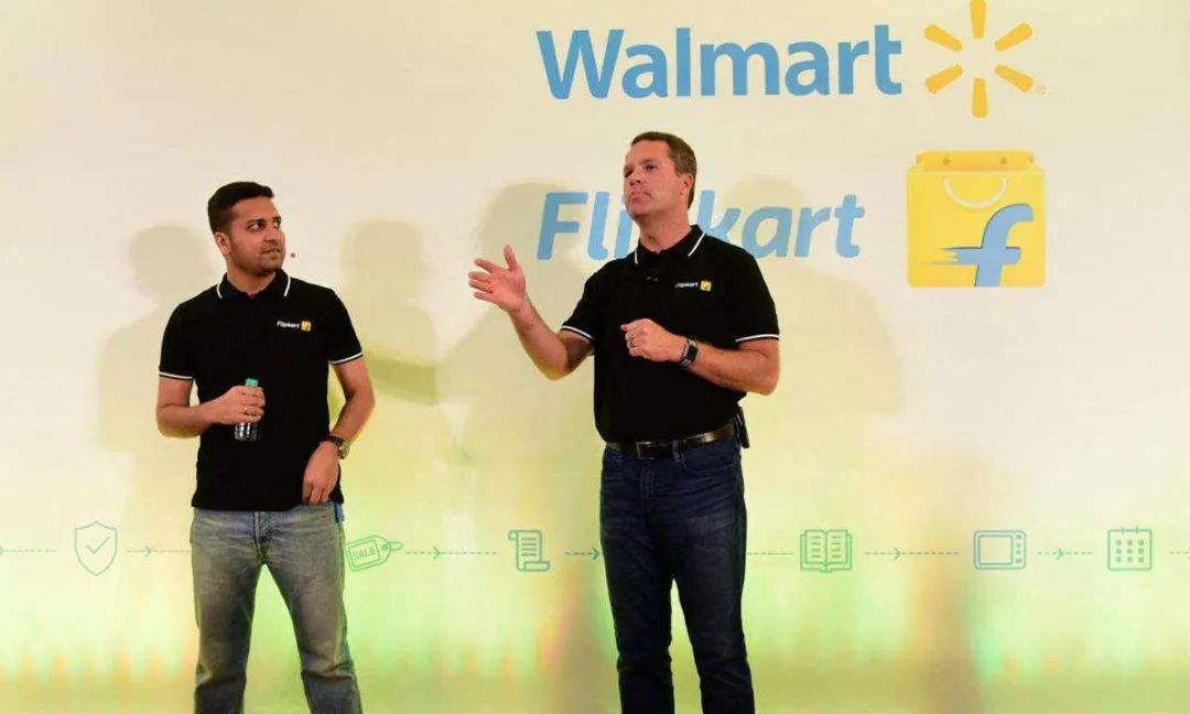 沃尔玛CEO Doug McMillon 和 Flipkart 联合创始人兼 CEO Binny Bansal 在班加罗尔的活动上