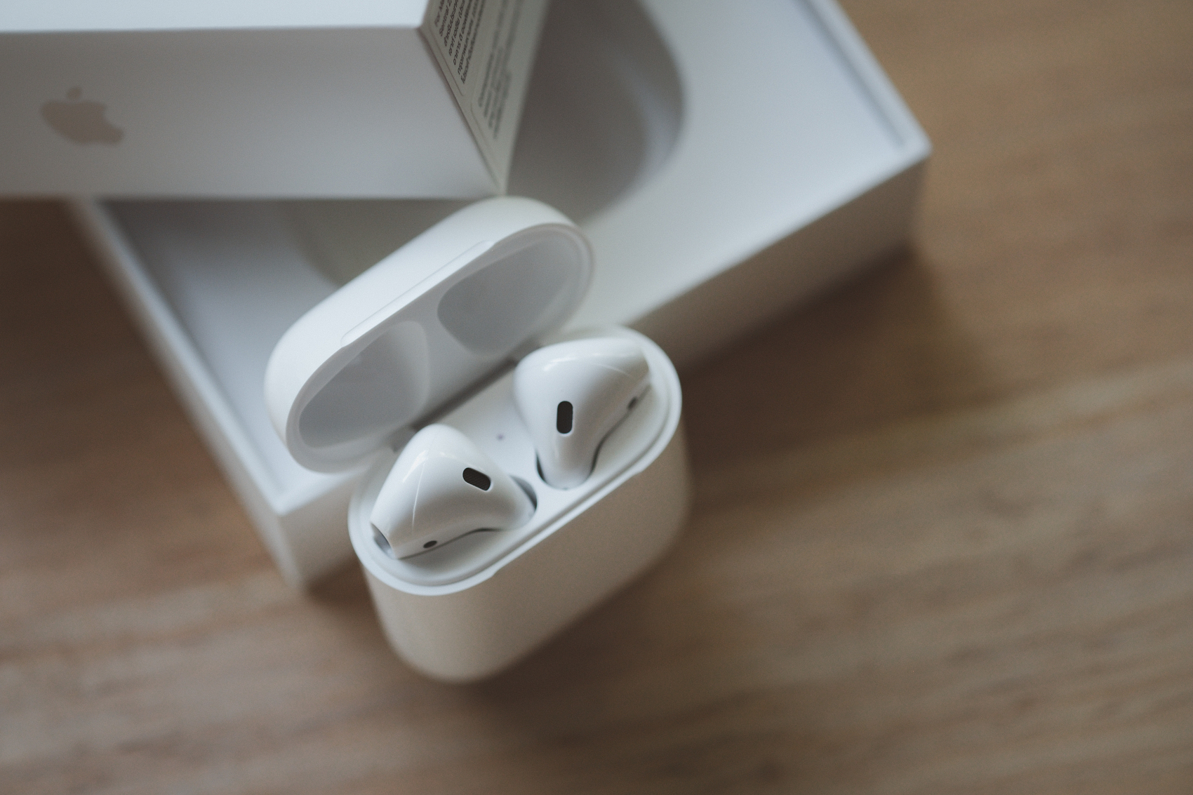 明年买iPhone或送AirPods，TWS耳机下一波狂潮来临？