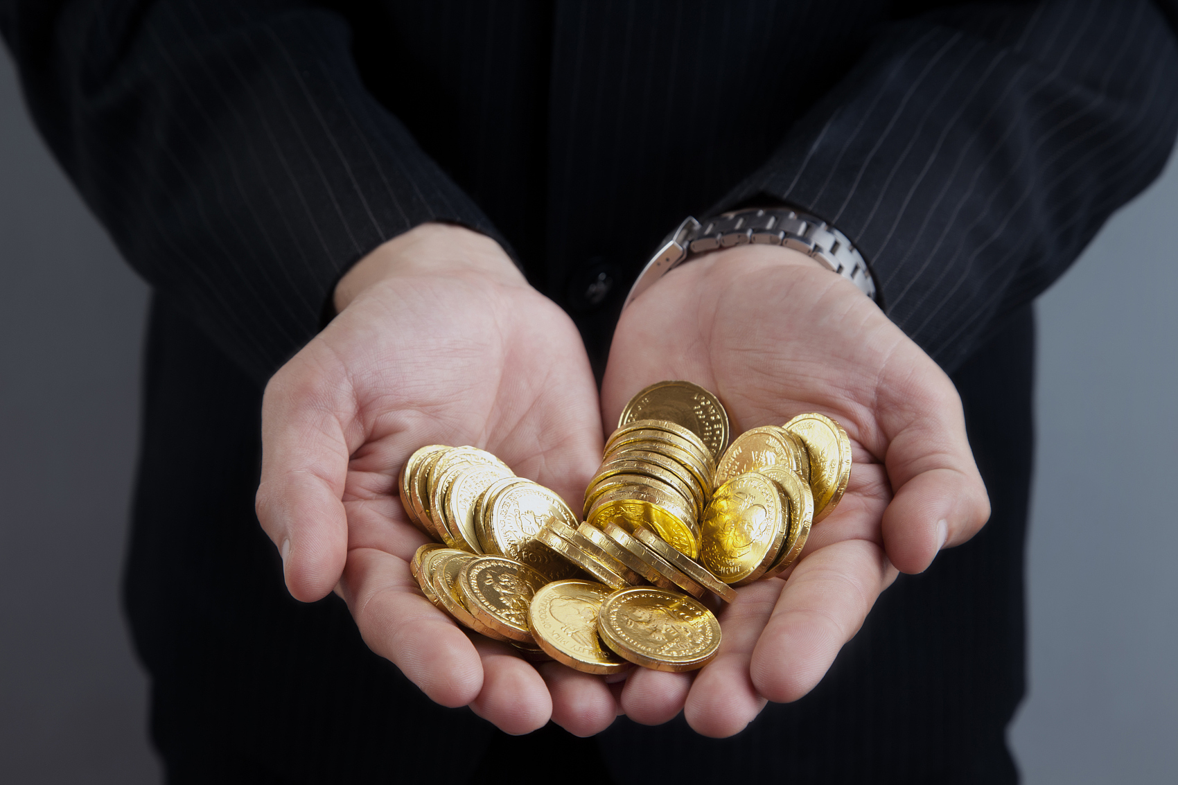 年轻人“以贷养贷”：我做催款人月入2万，还款人子债父偿