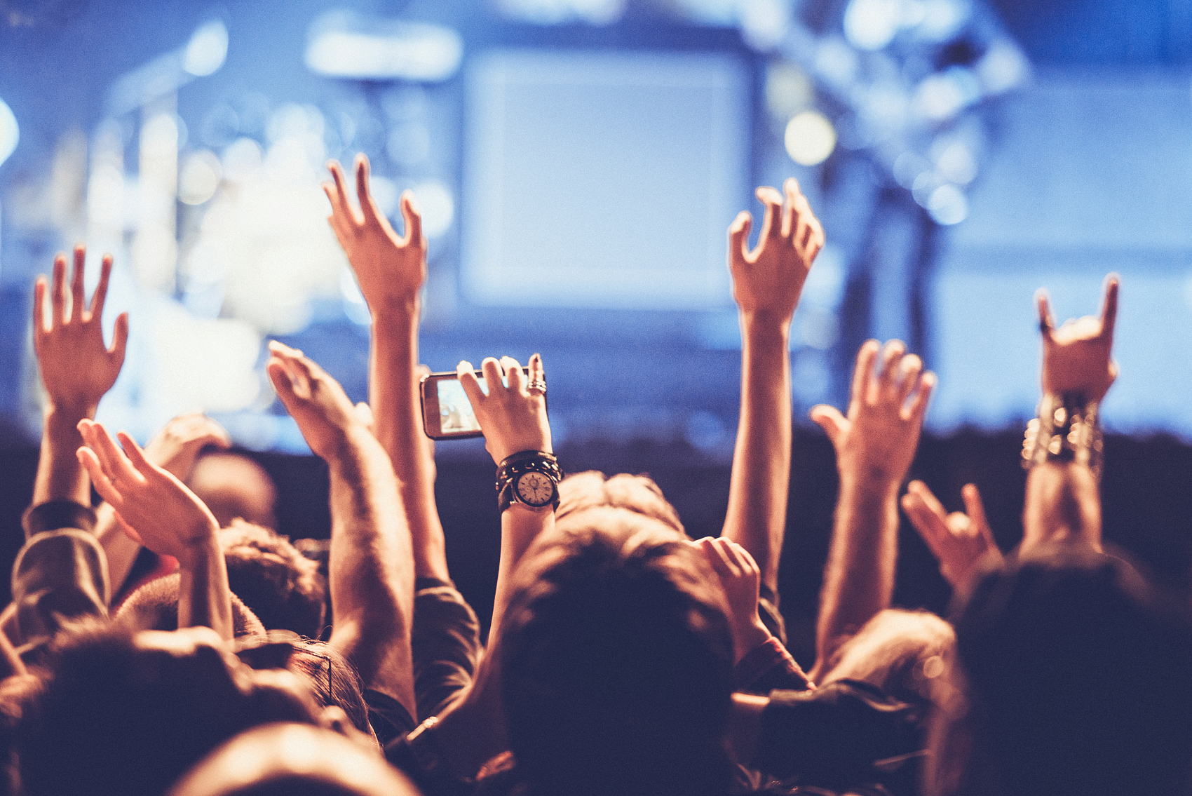 花50元买明星航班信息、靠偷拍年入百万，我们是“饭圈站姐”