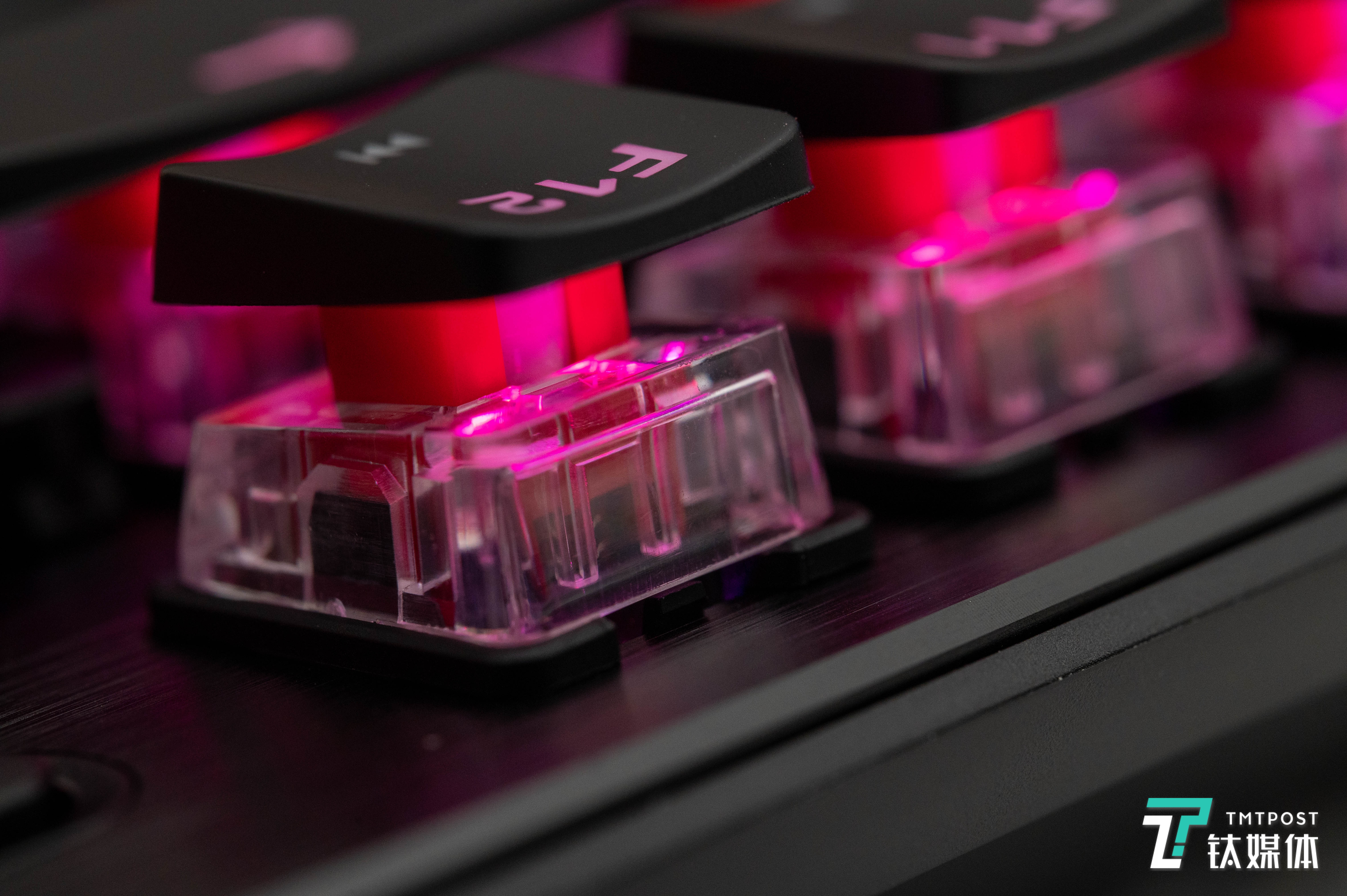 顶部的灯光非常亮眼