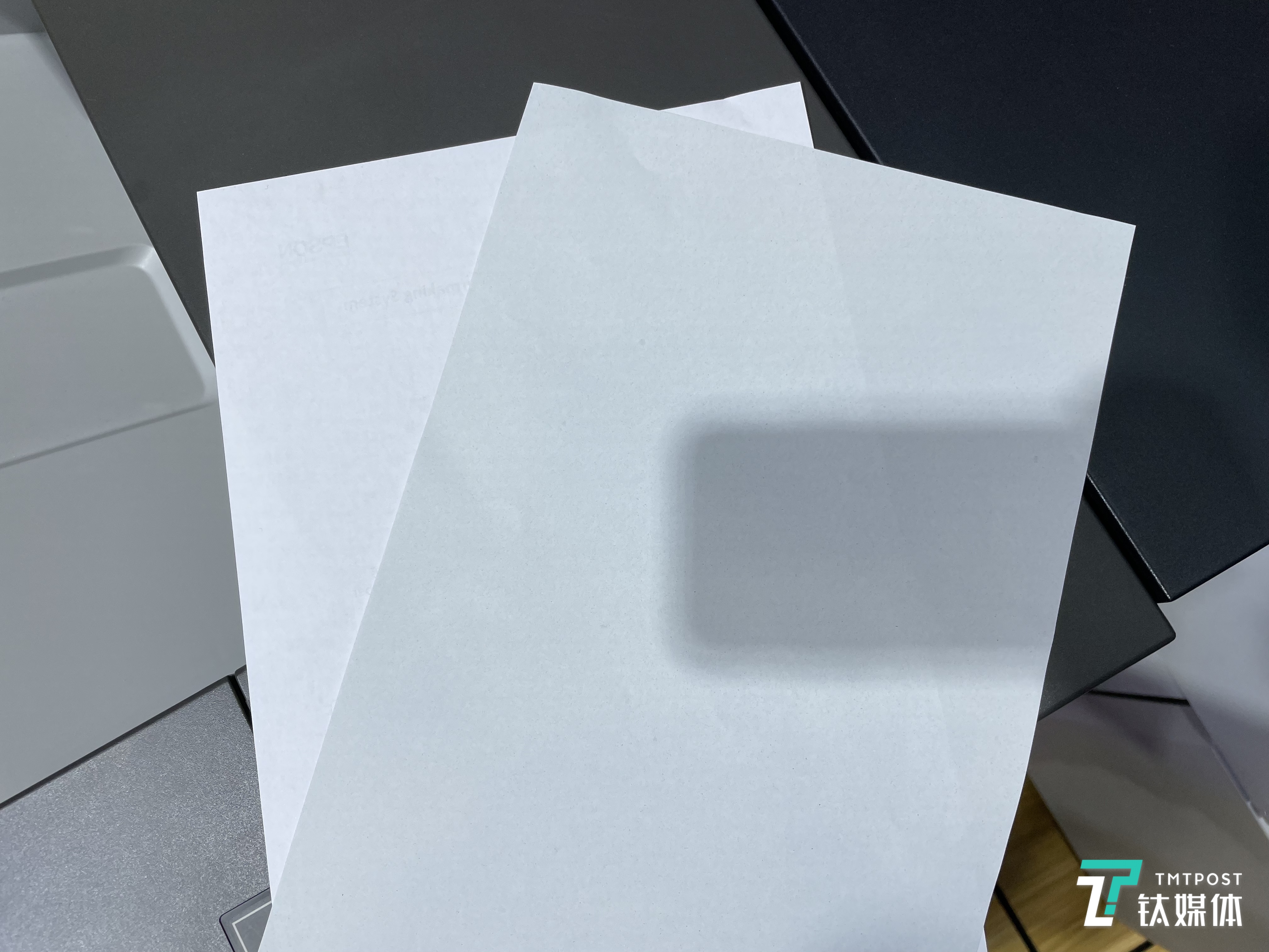 普通纸（左）与再生纸（右）对比