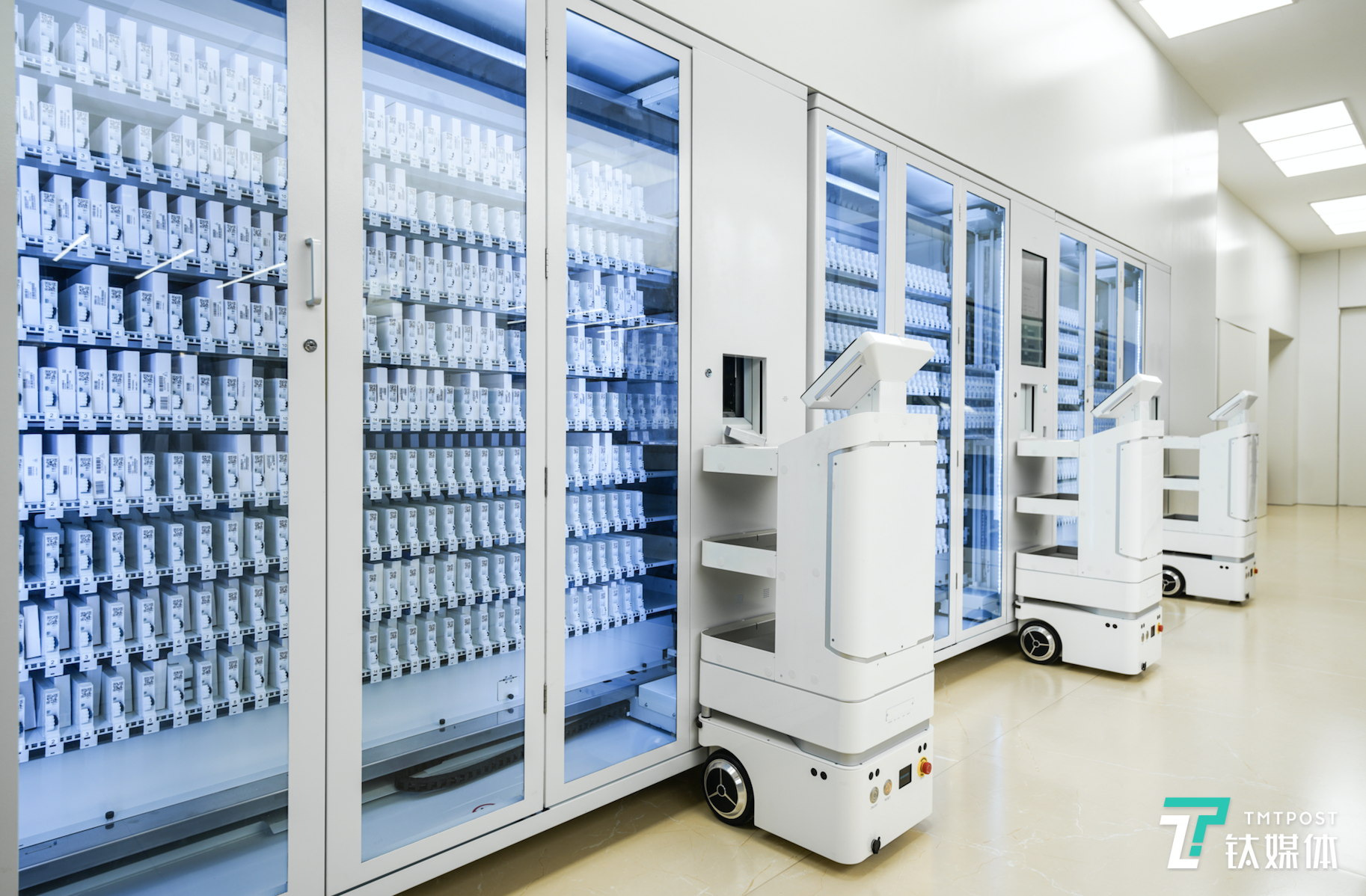 正在出件的智能机器人