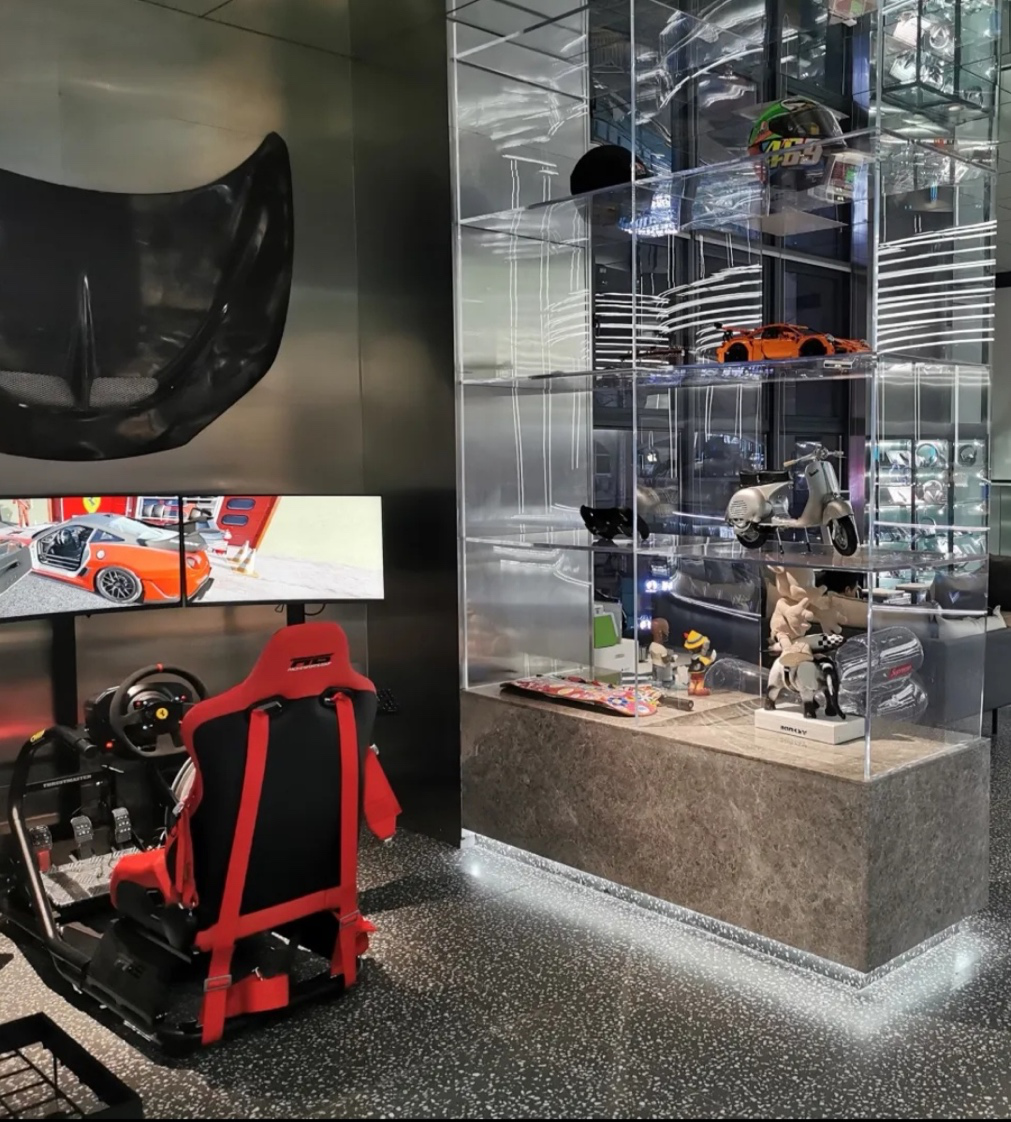 不少电竞馆都会配备价格不菲的赛车模拟器