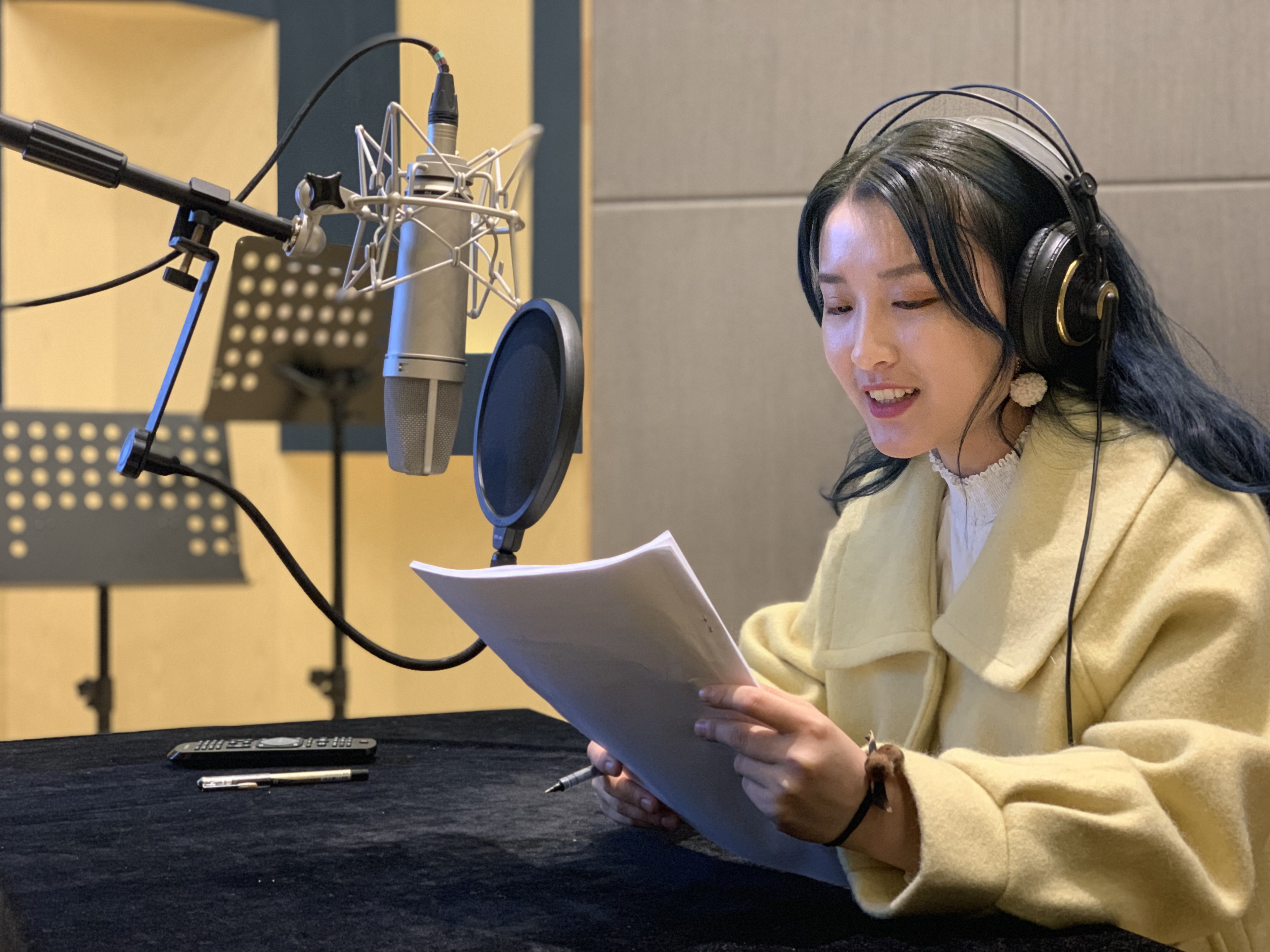 光明影院项目成员正在录制