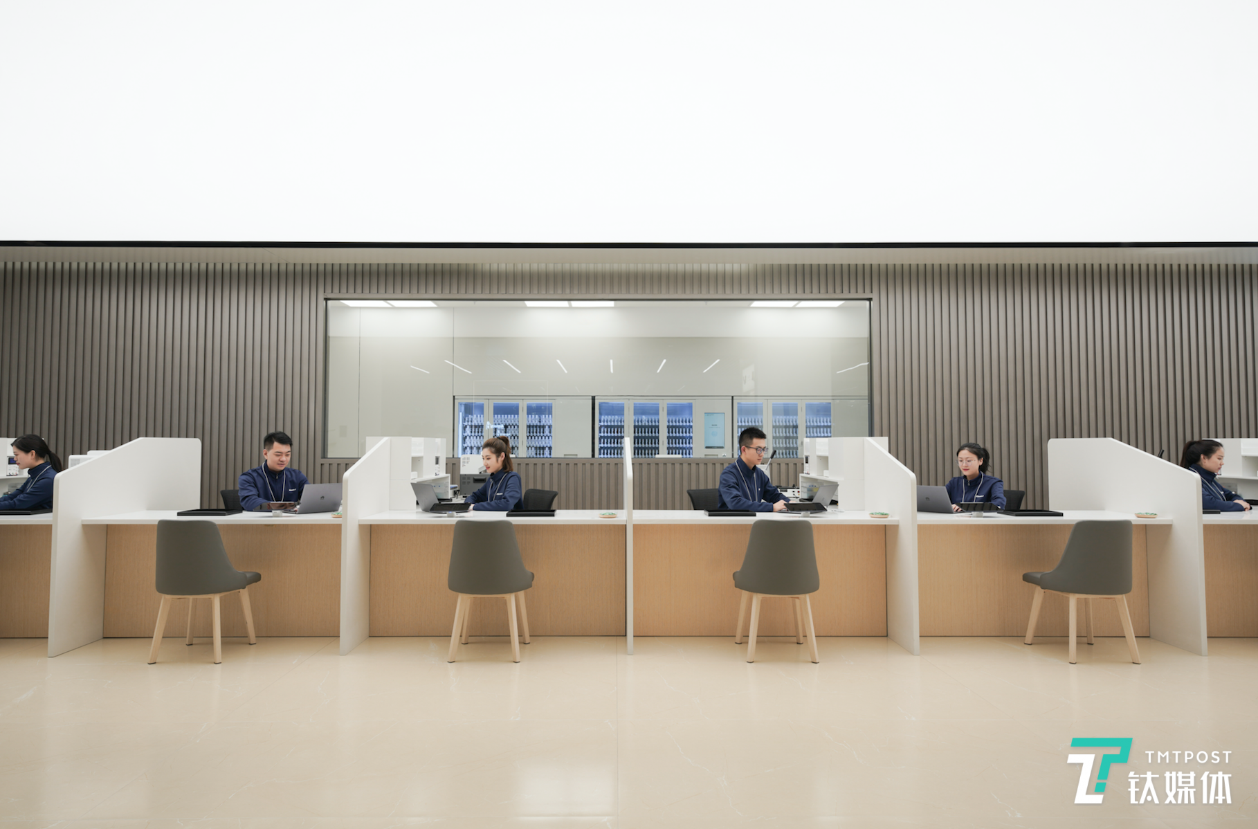 面对面维修，透明备品仓库展示