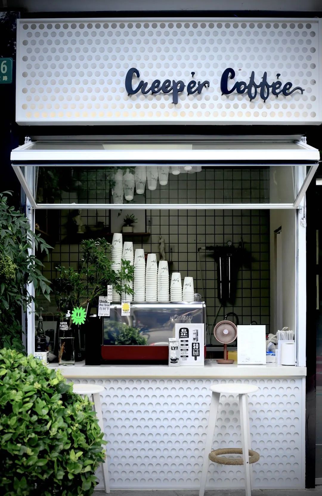 小小的白色吧台，一不留神就会错过