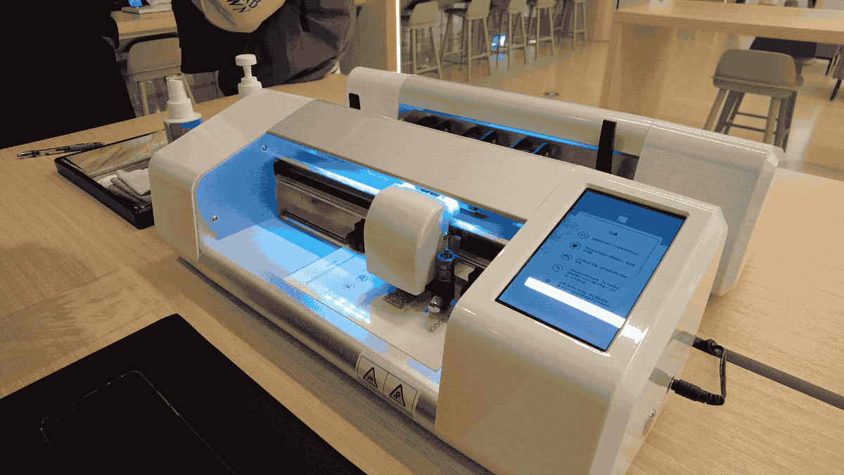 正在工作的贴膜定制化机器