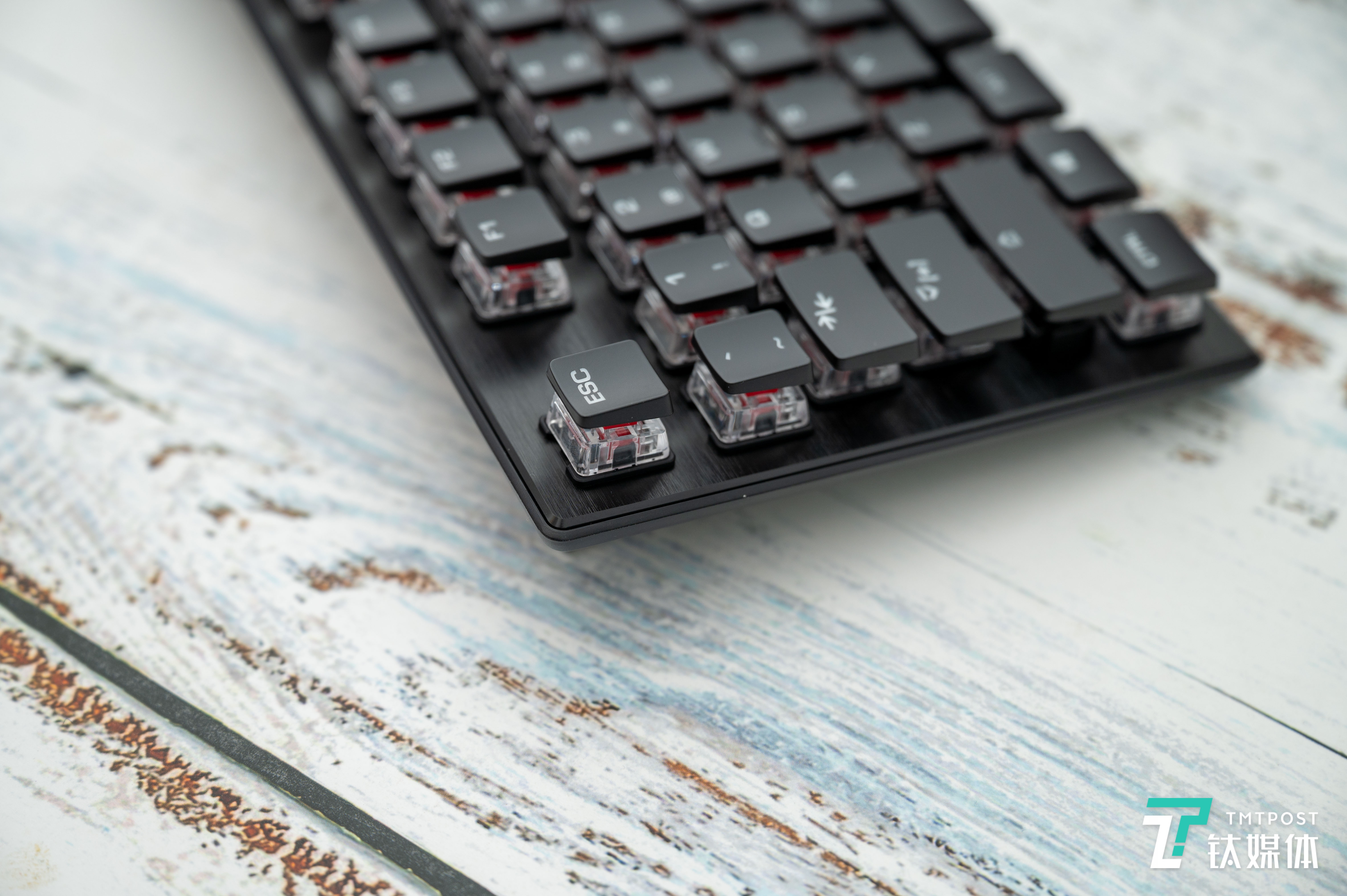 抬起支撑后的键盘高度