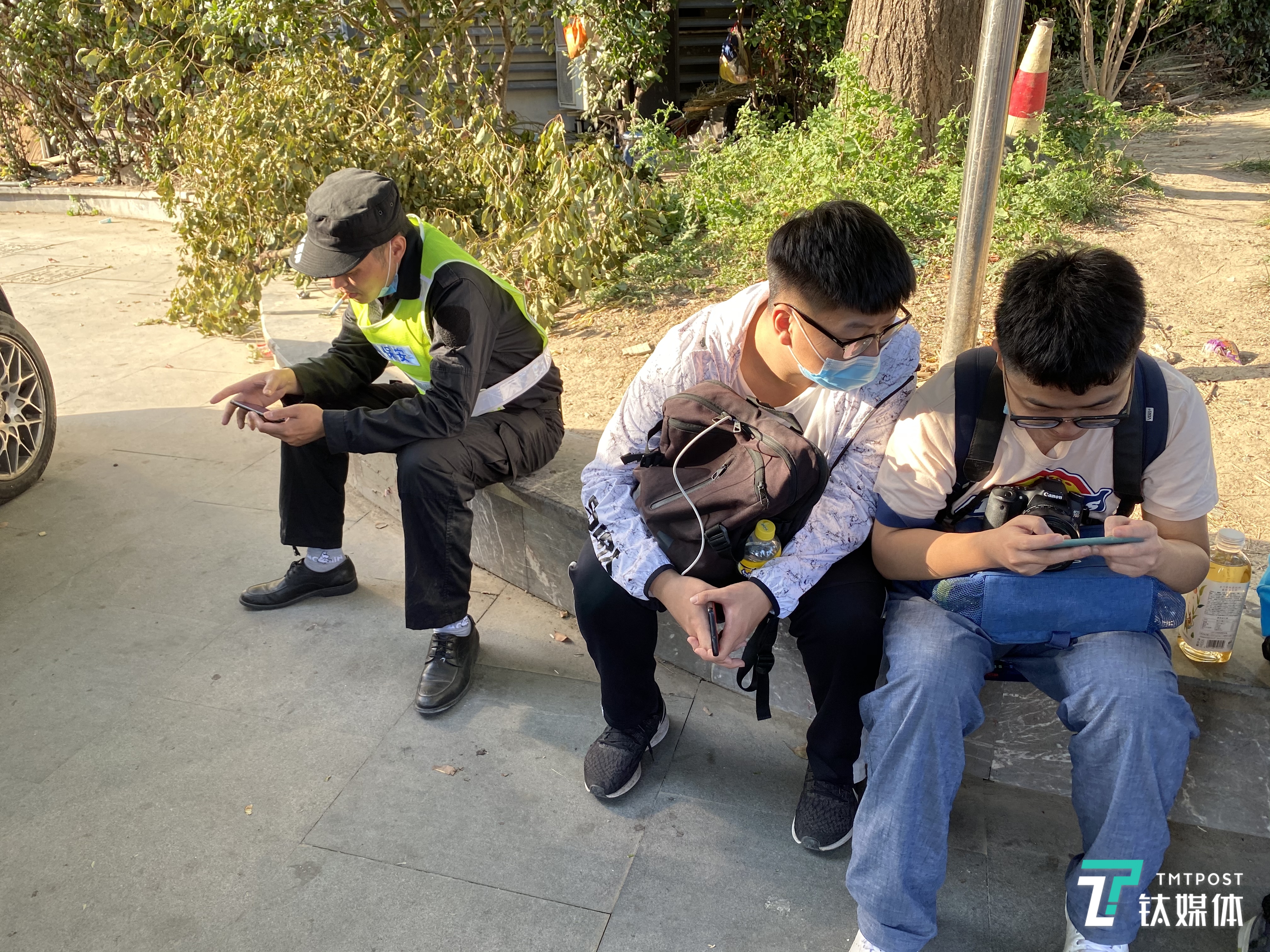 坐在一起，却玩着不同的游戏