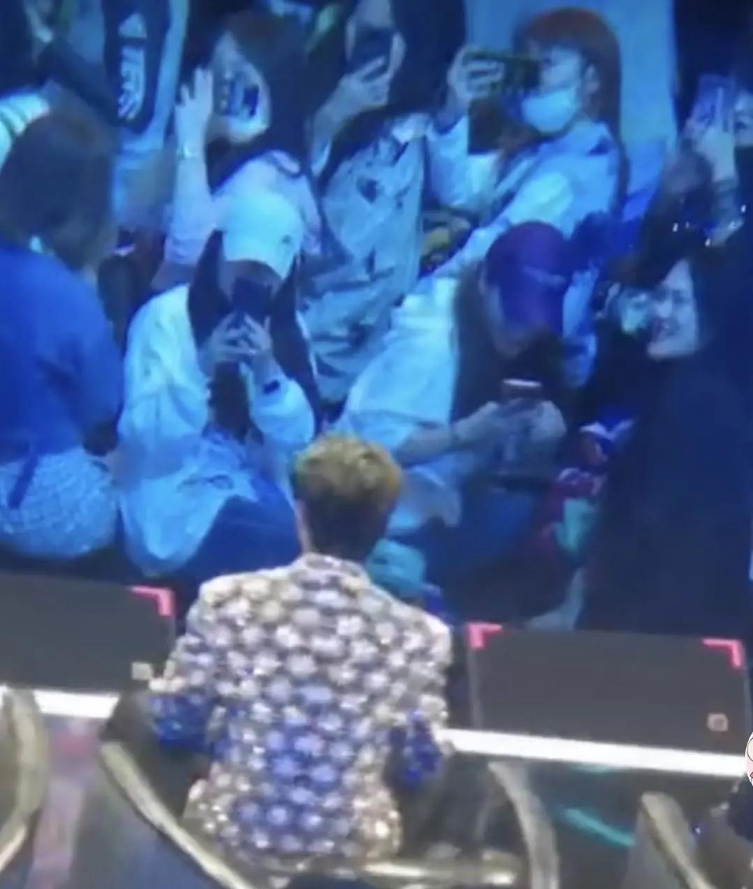 （决赛前，节目组已通知&ldquo;不要拍队长&rdquo;，但现场仍有大批&ldquo;评审&rdquo;始终在回头对着队长席拍照）