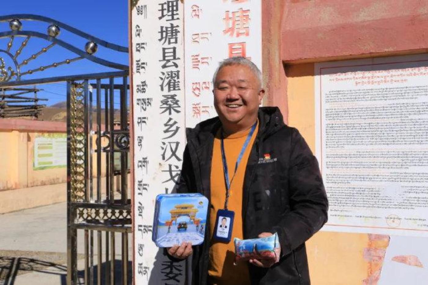 手持青稞曲奇的文雪松,图片来自:北青网