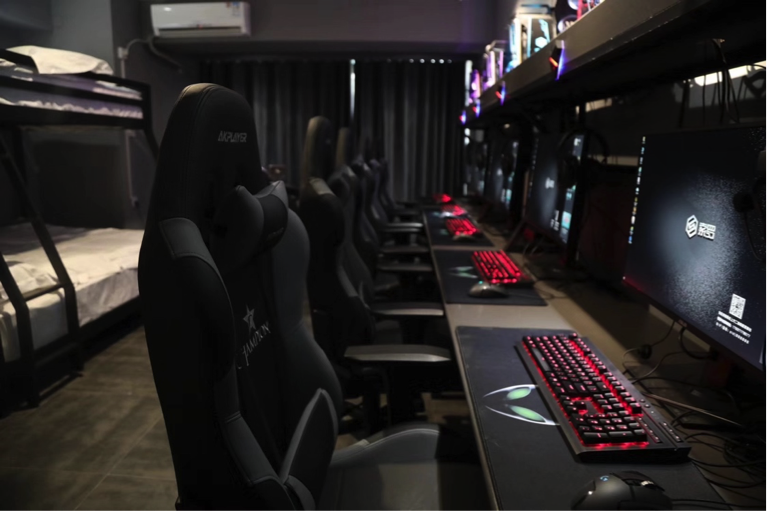 井喷的电竞酒店，淘金者的黄粱一梦