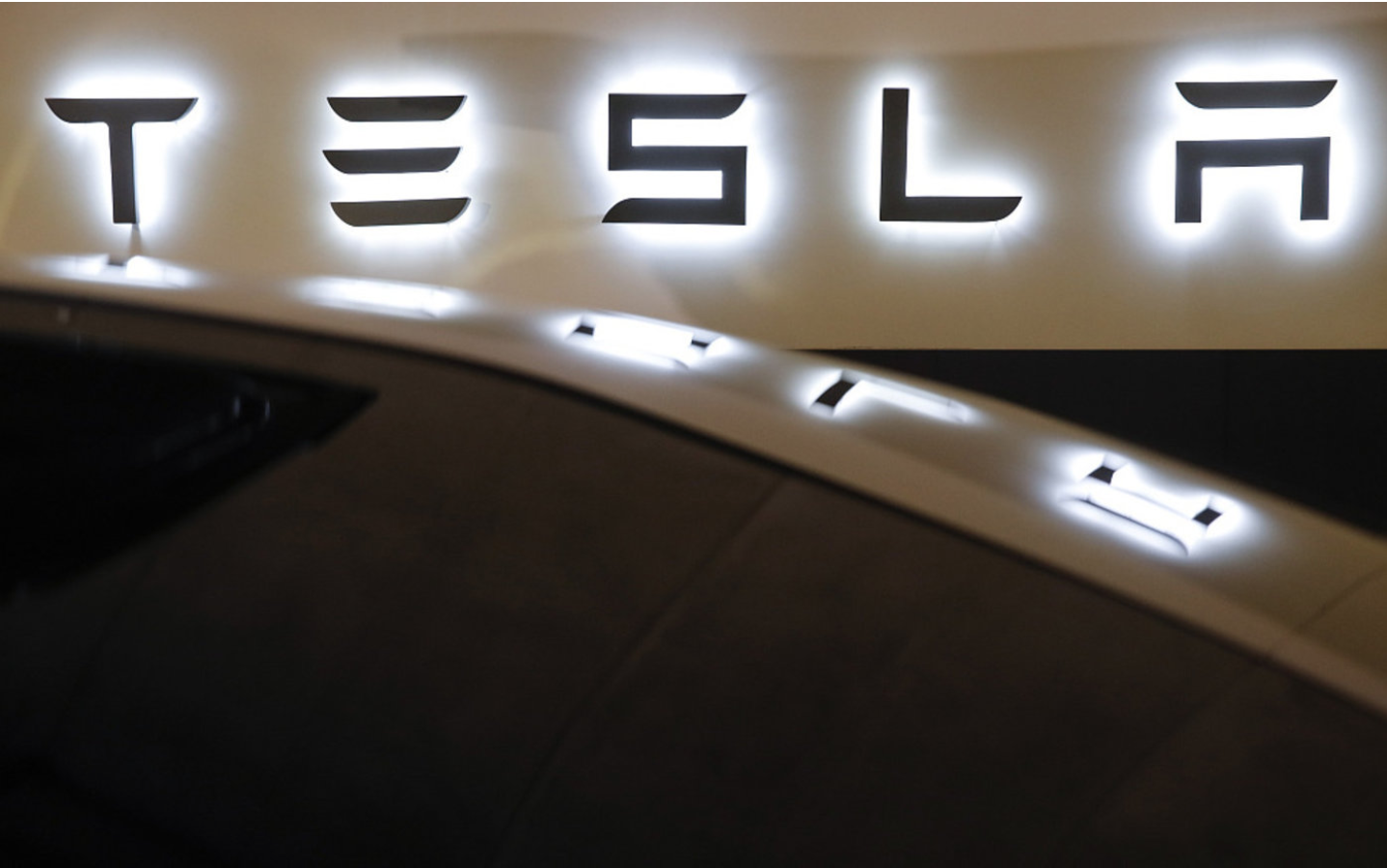 【钛晨报】苹果发布头戴式耳机AirPods Max；特斯拉计划出售近800万股股票；周二拼多多股价涨逾7%，市值逼近2000亿美元