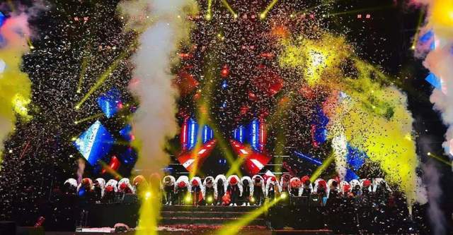 饭圈18楼：情感与金钱的虚幻王国