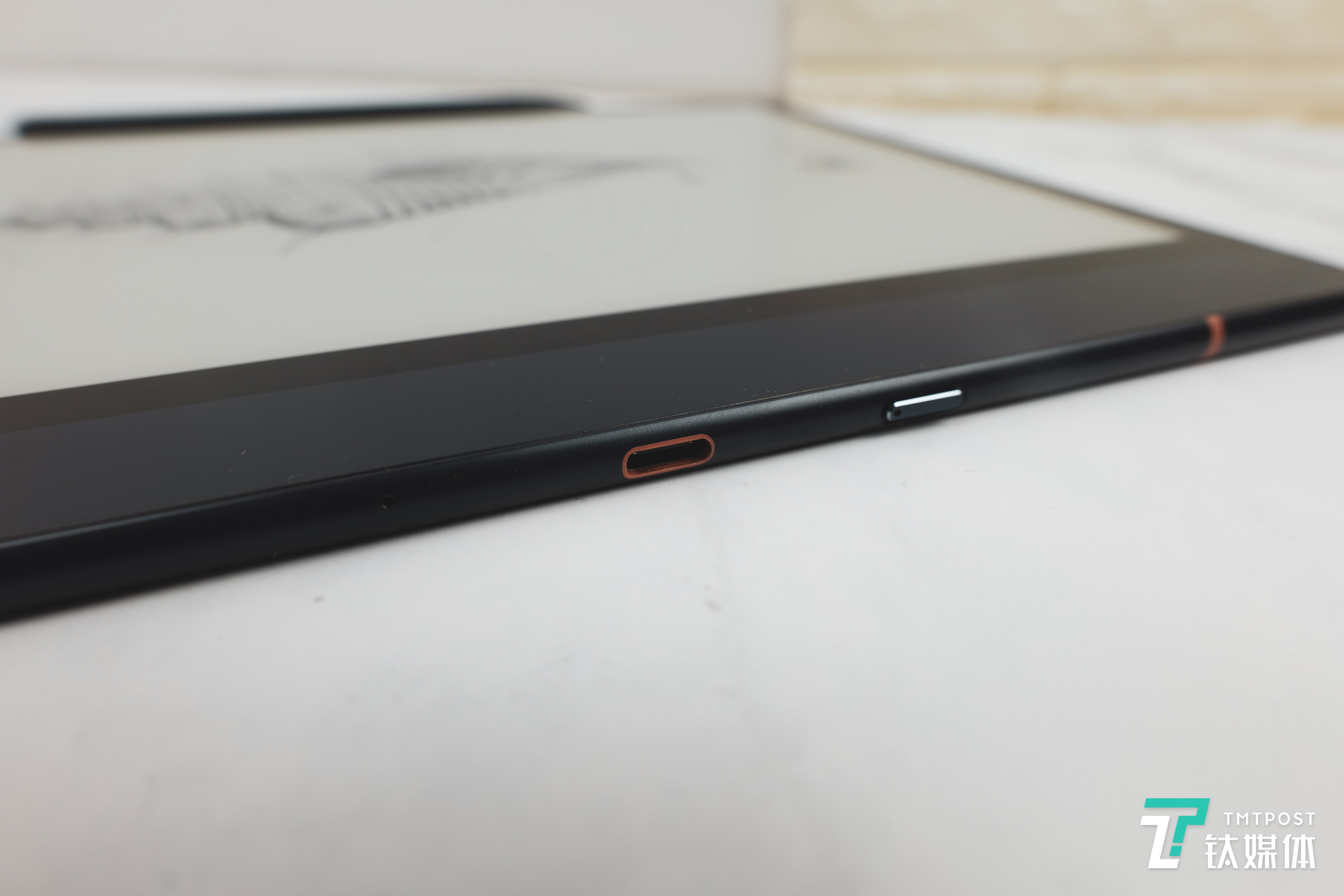 底部接口USB-C&电源键