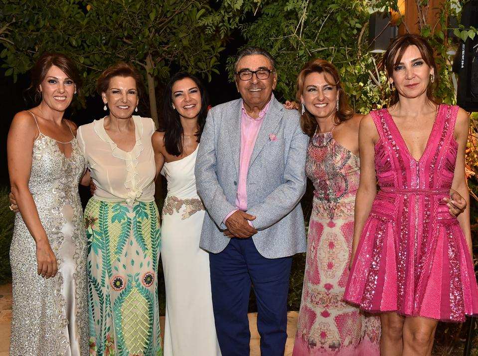 Hepsiburada的创始人Hanzade Dogan-Boyner（左一）和她的父亲Aydin Dogan（左四）／Forbes