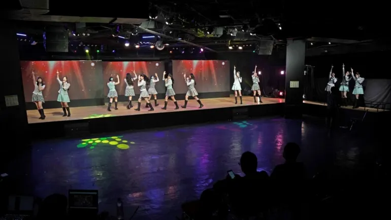 10月，JKT48在空空荡荡的剧场进行线上演出。（Nikkei Asia/Dimas Ardian）