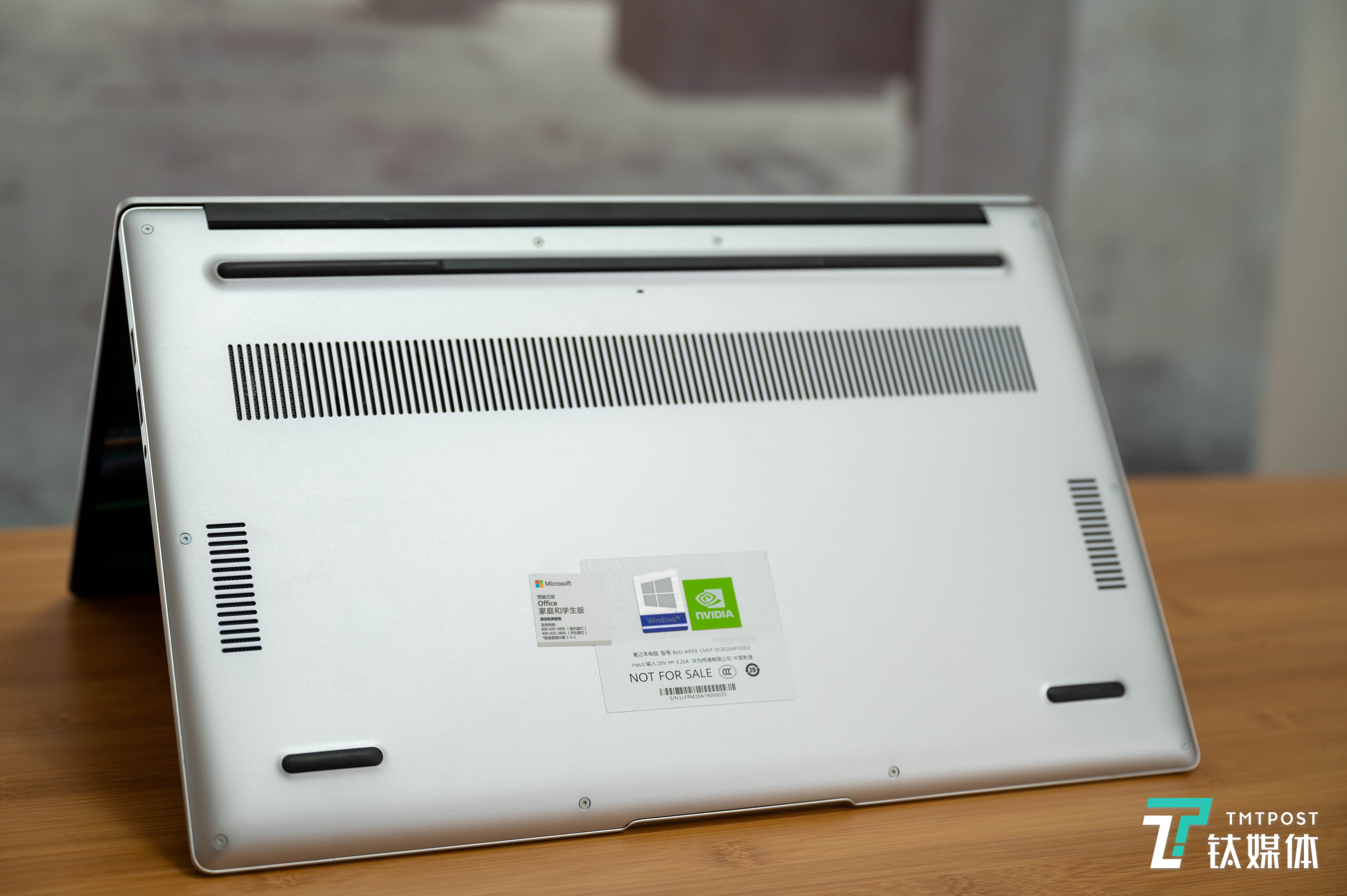 背面可以看到英伟达标识