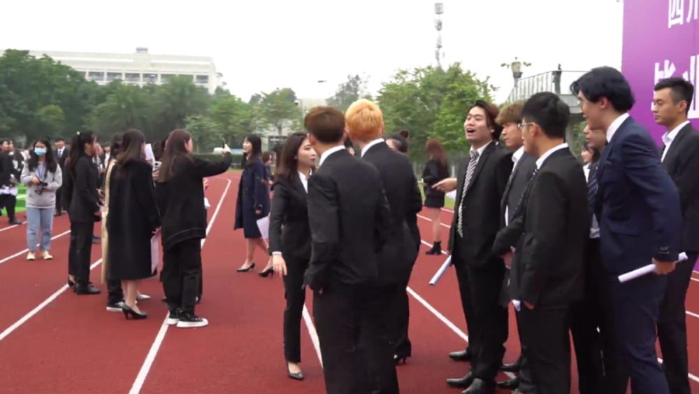 （双选会上身着正装的求职者，受访者提供）