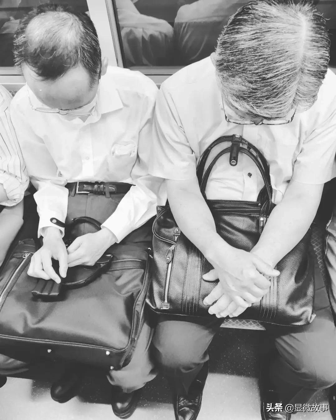 图 | 地铁上的银发年轻人