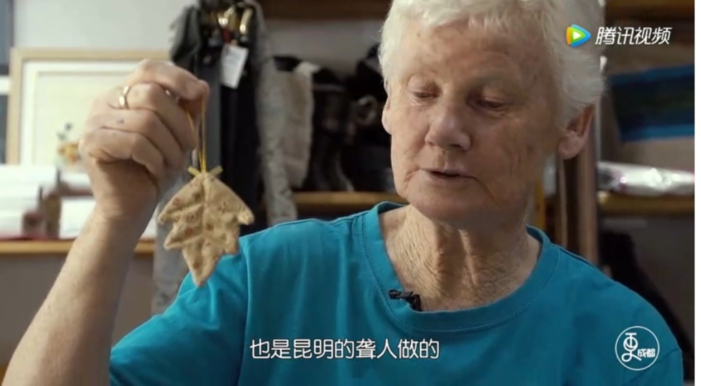 图:瑞秋在节目中介绍手工艺品