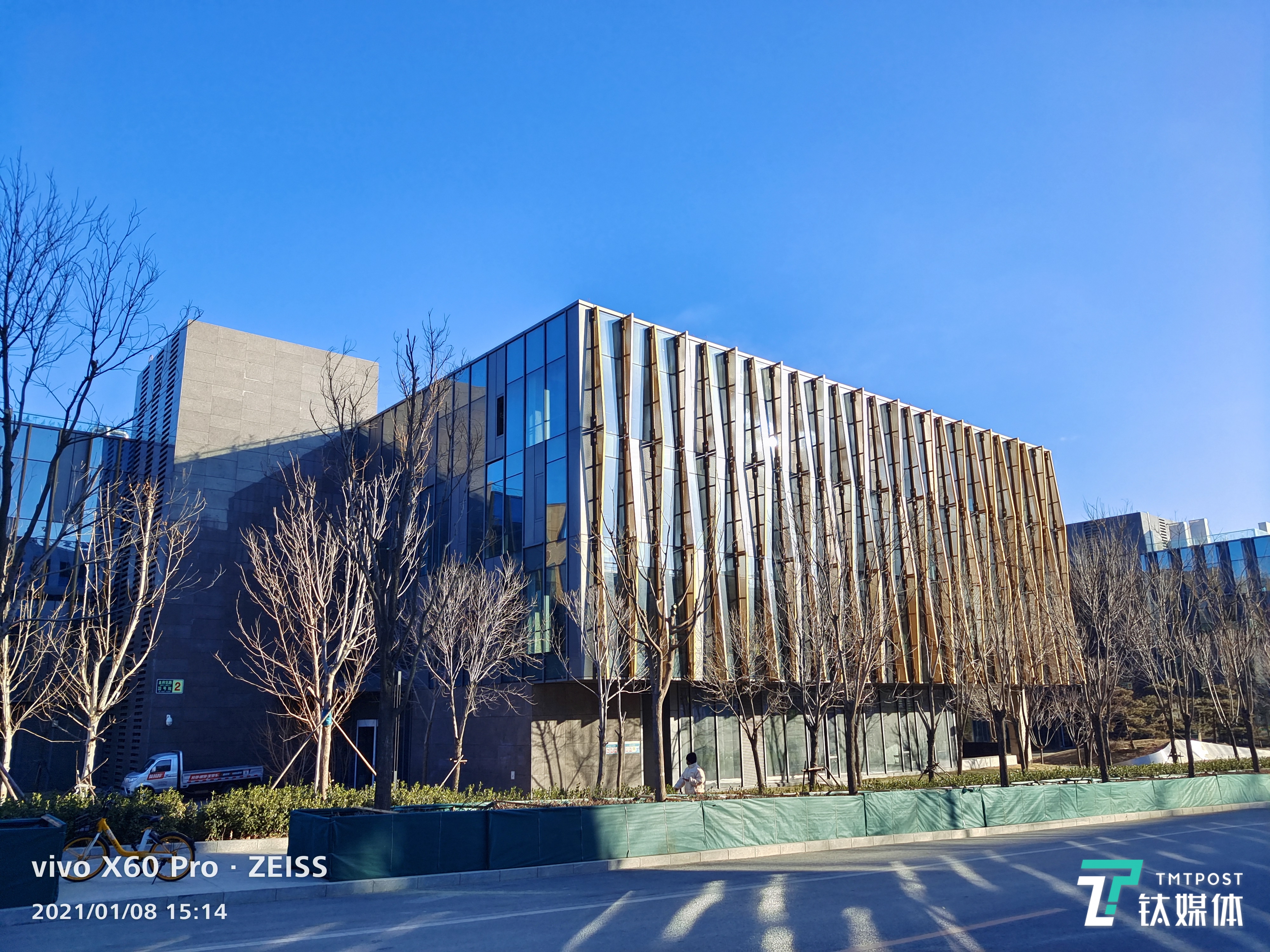 快门速度：1/2000 秒 光圈：f/1.48焦距：4.67 毫米 ISO：56