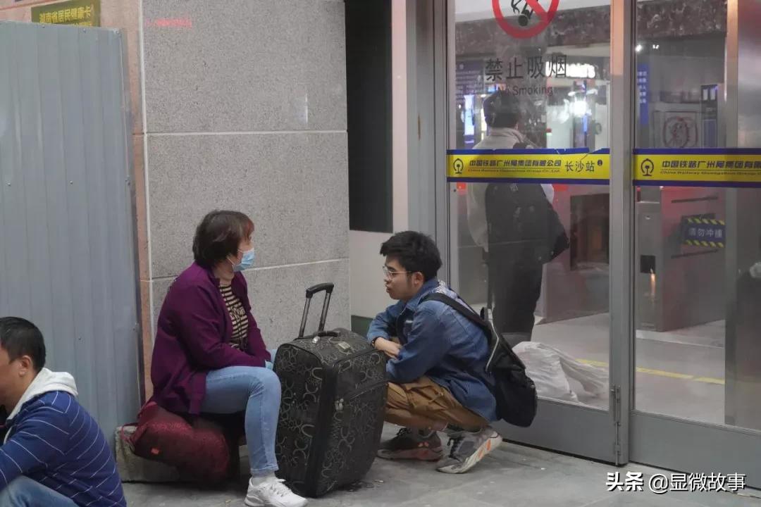 每个出现在深夜火车站的人，等待天亮的理由都不同