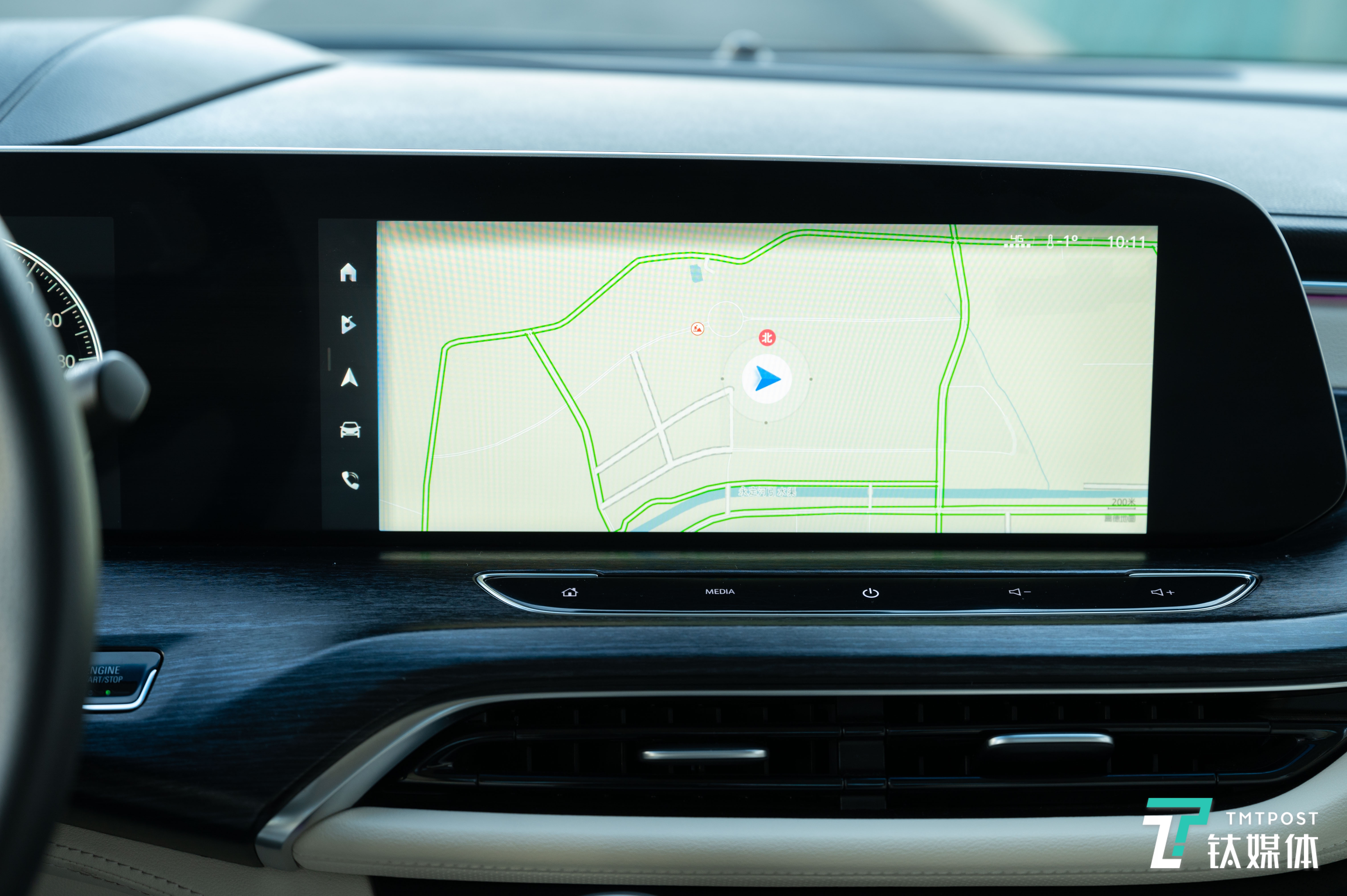 导航界面最大化地利用了这块屏幕