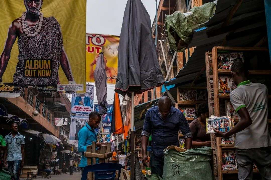 在尼日利亚拉各斯的市场中，可以买到大量盗版音乐，来自《纽约时报》